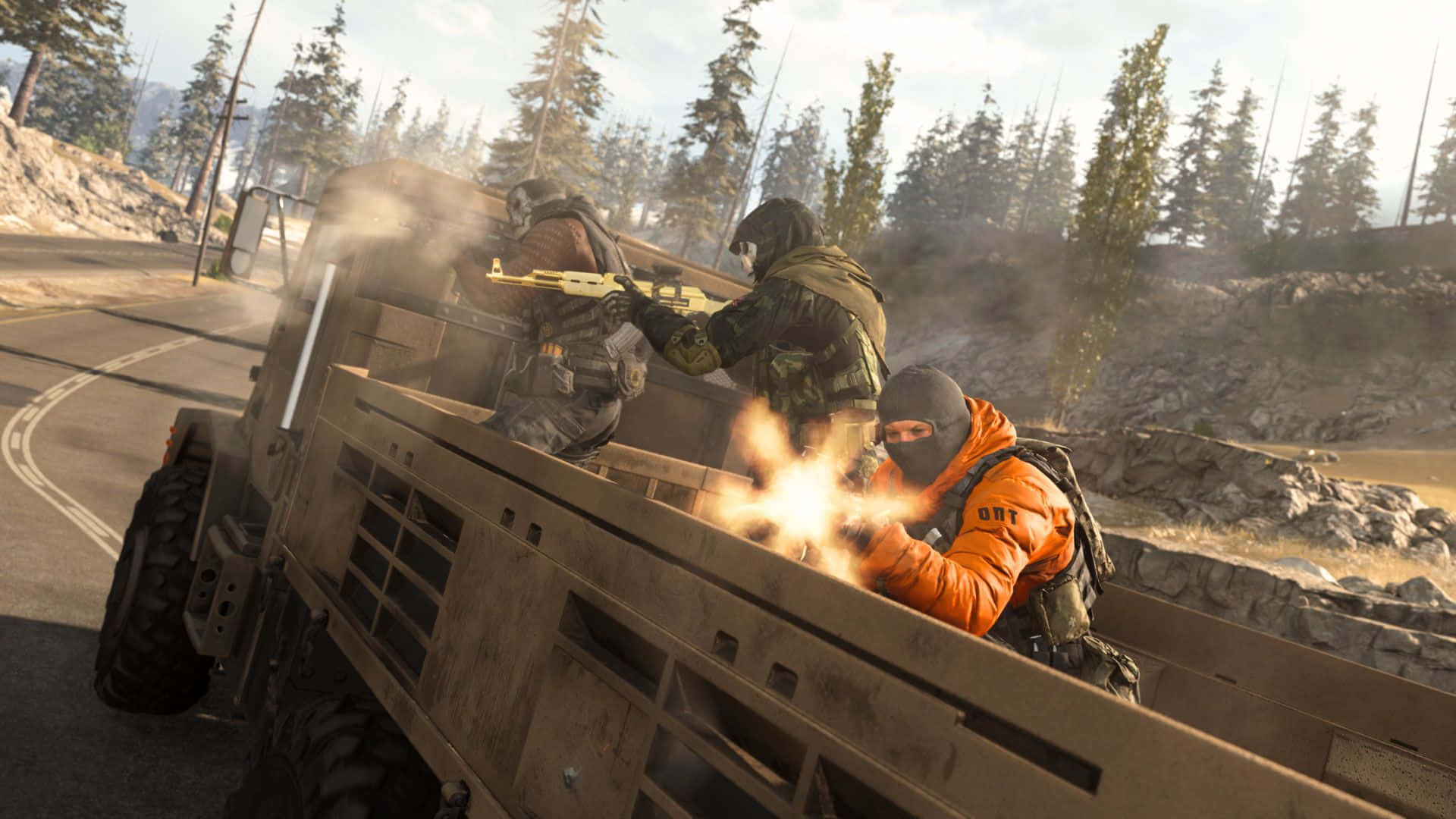 Call Of Duty Vehicles 桌布 壁紙 — 身穿戰術裝備的士兵從一輛行駛中的軍用卡車上，沿著森林覆蓋的山路開火。