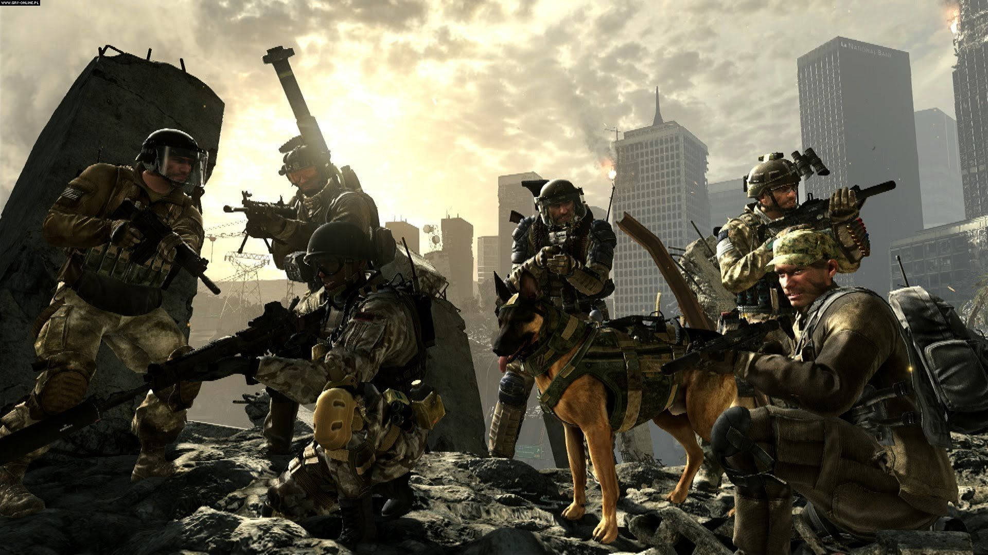 Call 桌布 壁紙 — 身穿戰術裝備的士兵與軍犬在黃昏時分的戰亂城市景觀中蹲伏在瓦礫之間。