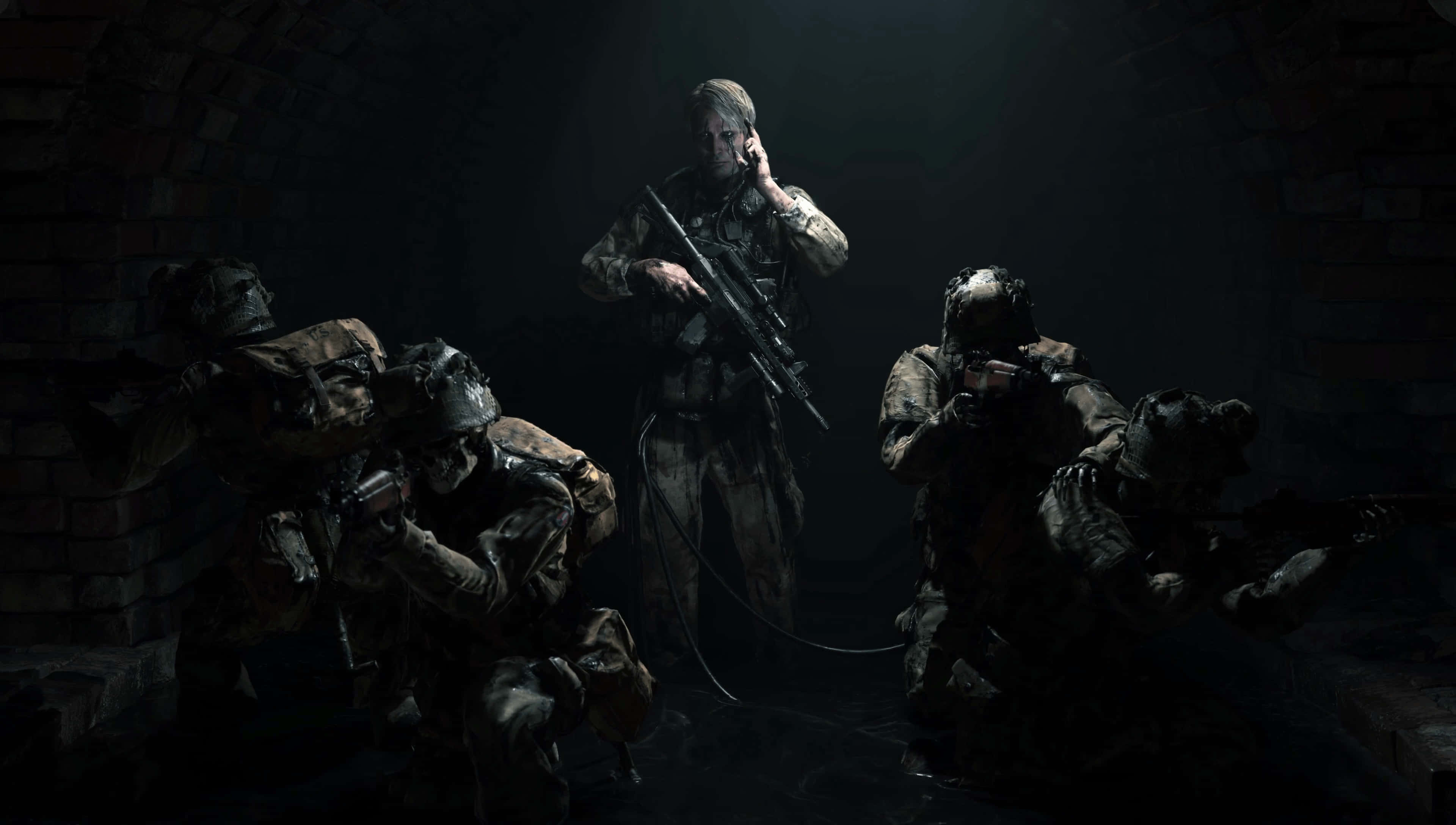 Death Stranding Pc 桌布 壁紙 — 身穿戰術裝備的士兵蹲在昏暗的磚砌隧道中，其中一人站在戲劇性的聚光燈下，手持步槍和無線電。