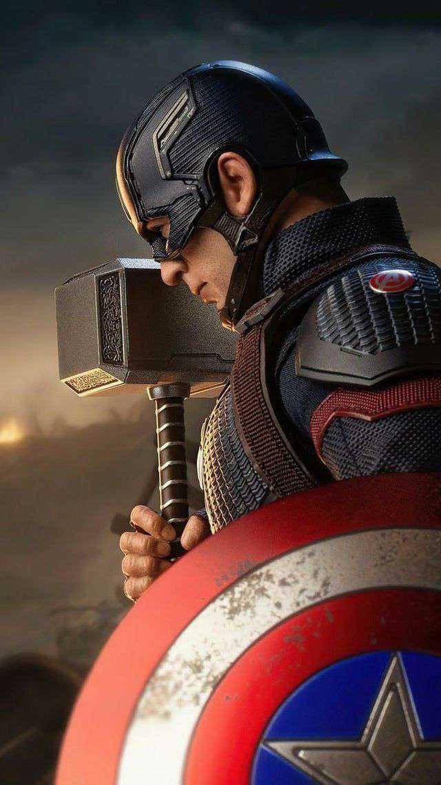 Captain America iPhone 桌布 壁紙 — 身穿戰術裝備的美國隊長在暴風雨戰場背景下，手持雷神之鎚和盾牌。