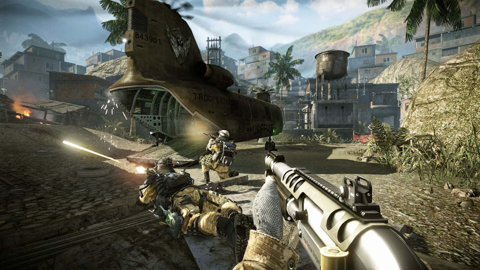 Fps Games 桌布 壁紙 — 身穿戰鬥裝備的士兵在一個有軍用直升機墜毀的熱帶村莊中開火射擊。