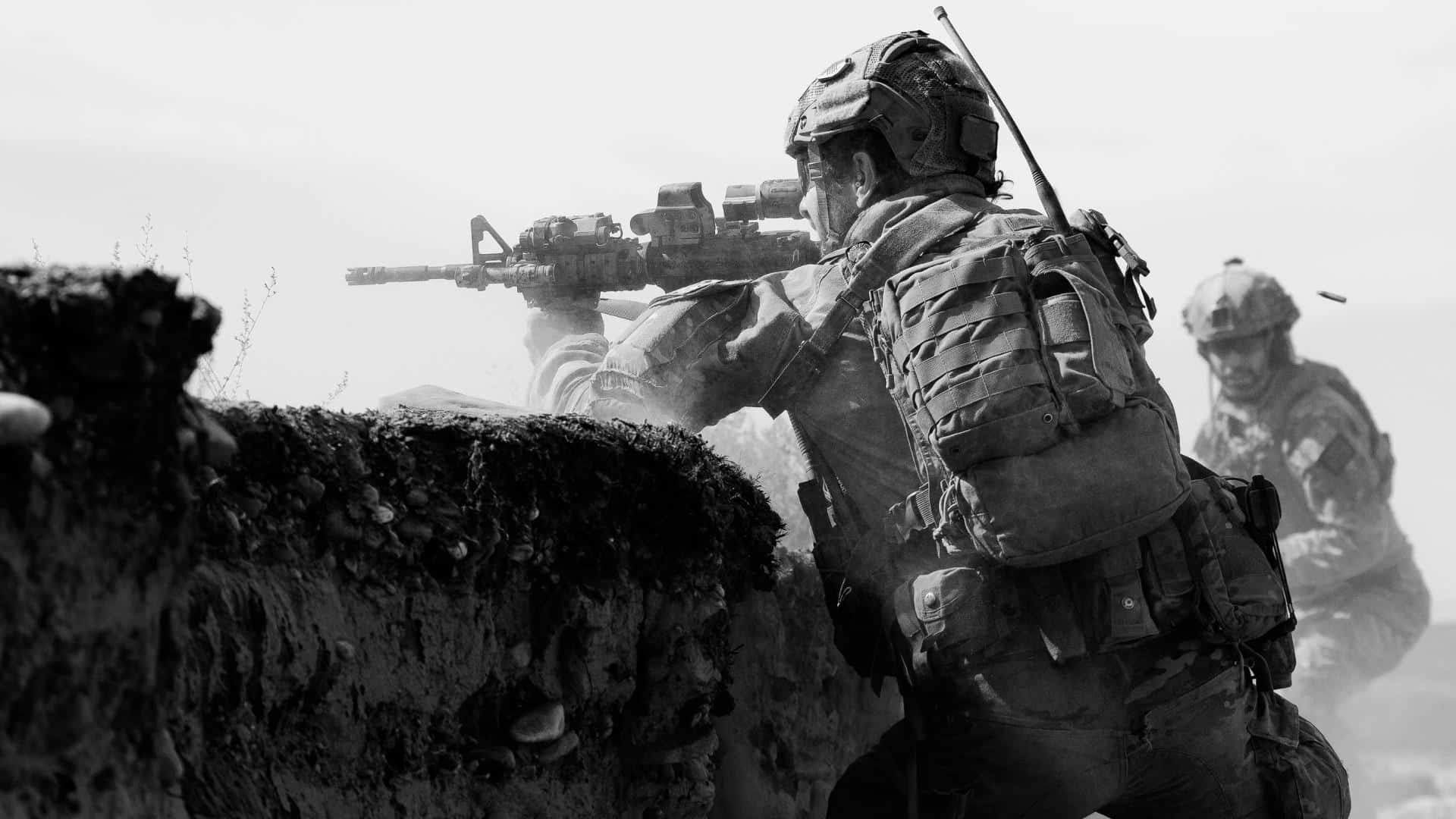 Special Forces 桌布 壁紙 — 身穿戰鬥裝備的士兵在泥土堤防後方掩護，同時在 gritty 黑白戰場場景中開火射擊步槍。
