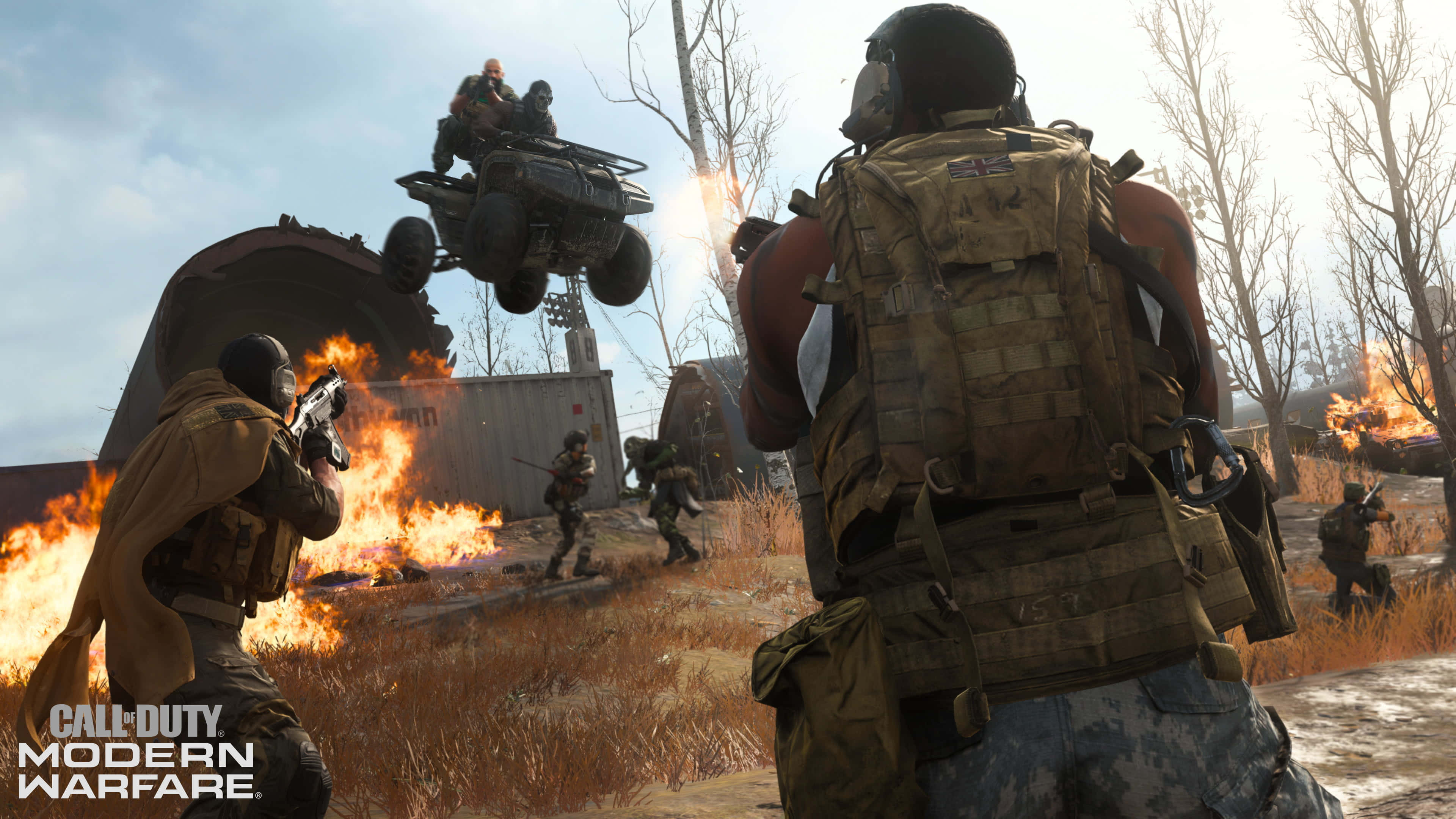 4K Call Of Duty Modern Warfare 桌布 壁紙 — 身穿戰鬥裝備的士兵在燃燒的碎片和一輛飛行的ATV中，於飽受戰爭蹂躪的景觀中進行激烈的槍戰。