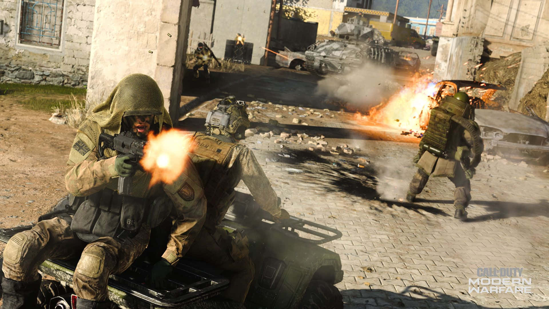 Call Of Duty Battles 桌布 壁紙 — 身穿戰鬥裝備的士兵在爆炸和燃燒的車輛中，於戰火摧殘的城市街道上開火。