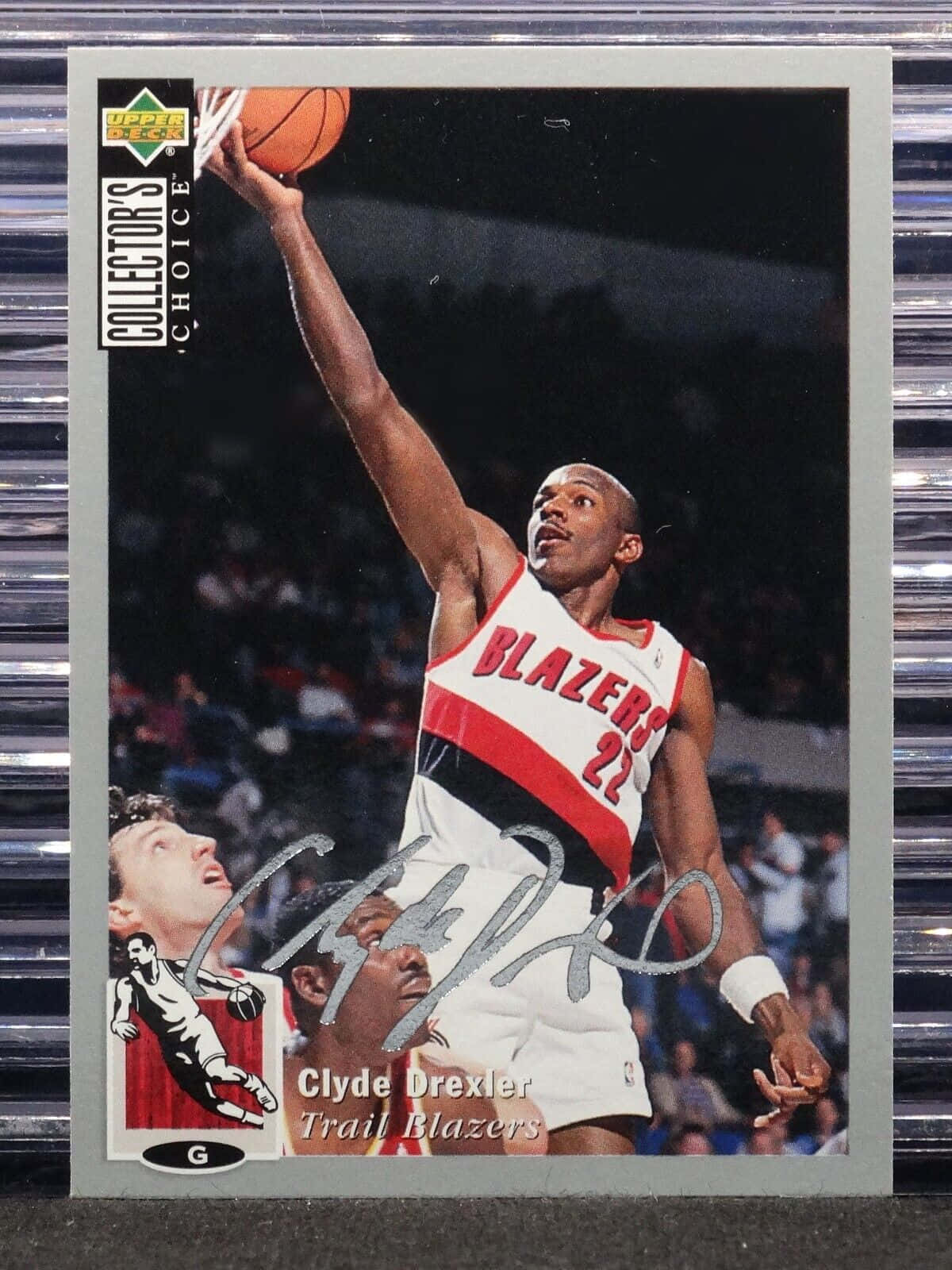 籃球 桌布 壁紙 — 身穿拓荒者球衣的Clyde Drexler在比賽中跳起投籃，背景有觀眾。