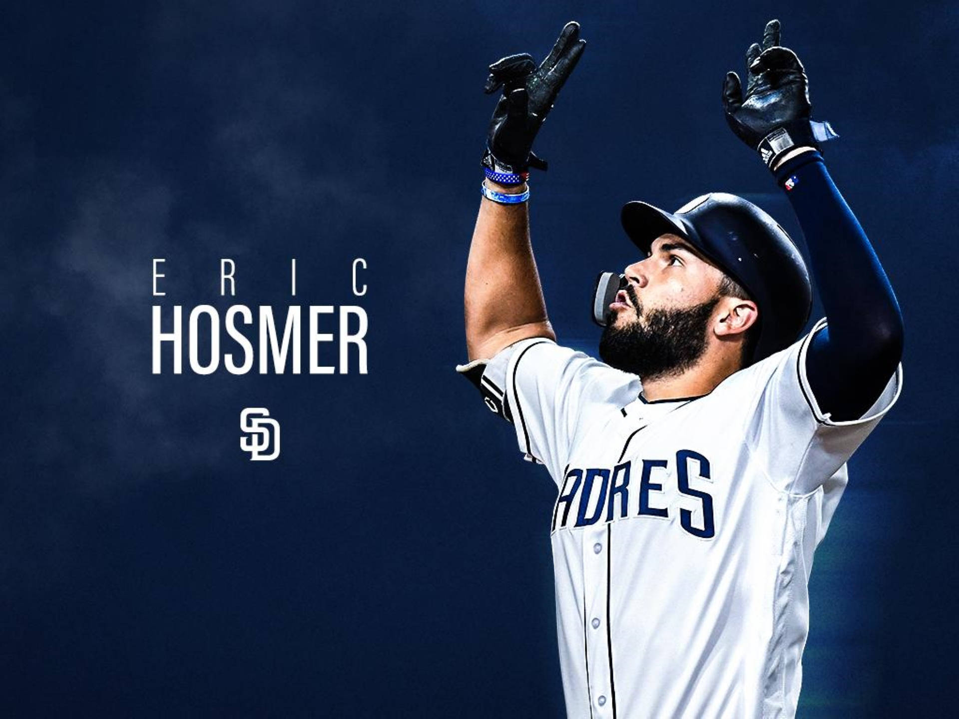 Padres 桌布 壁紙 — 身穿教士隊球衣的棒球選手 Eric Hosmer 在深藍色煙霧背景下，舉起戴著手套的雙手慶祝勝利。