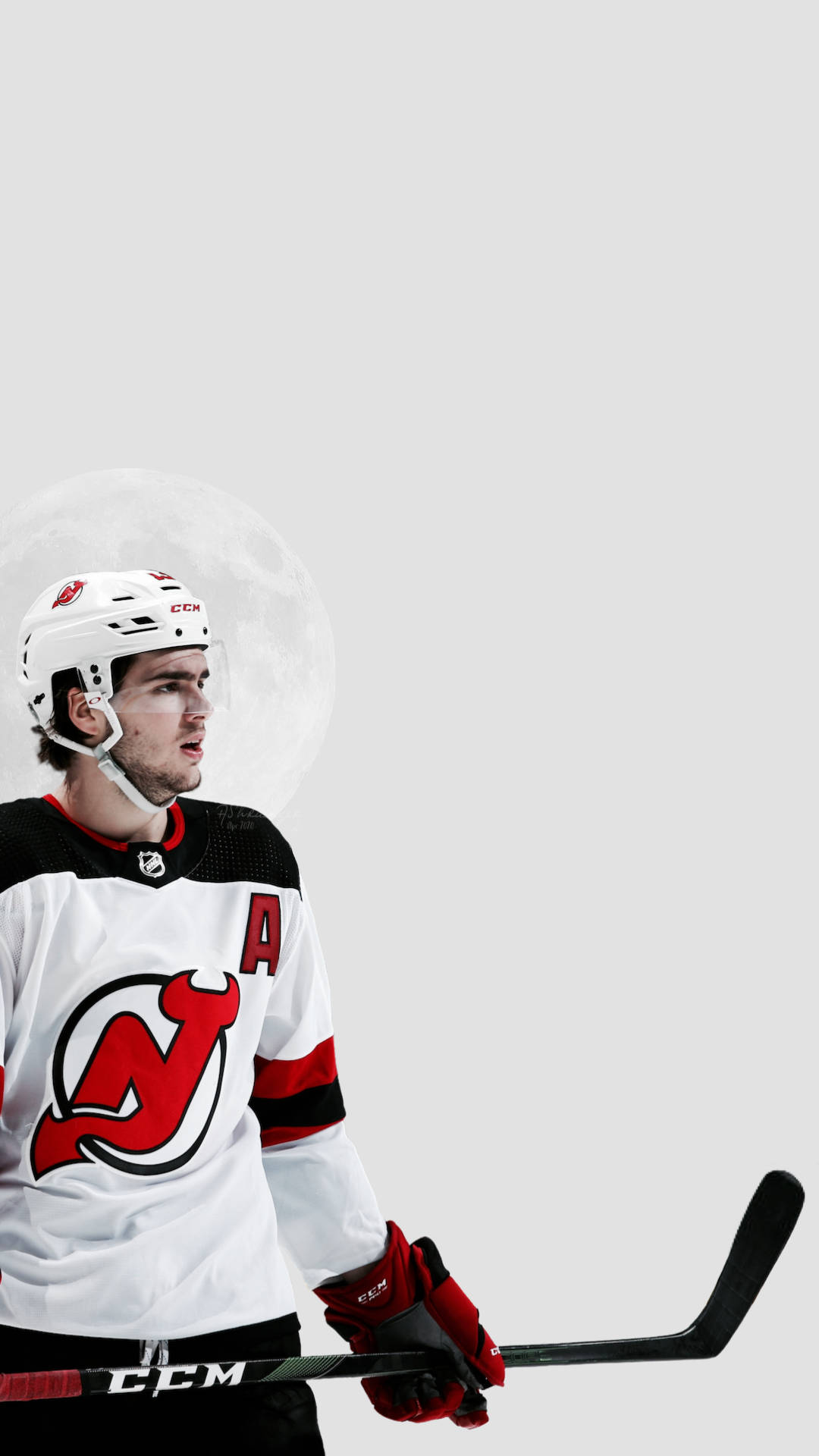 hockey 桌布 壁紙 — 身穿新澤西魔鬼隊球衣的曲棍球運動員在極簡背景中手持球棍，頭後有一輪滿月。
