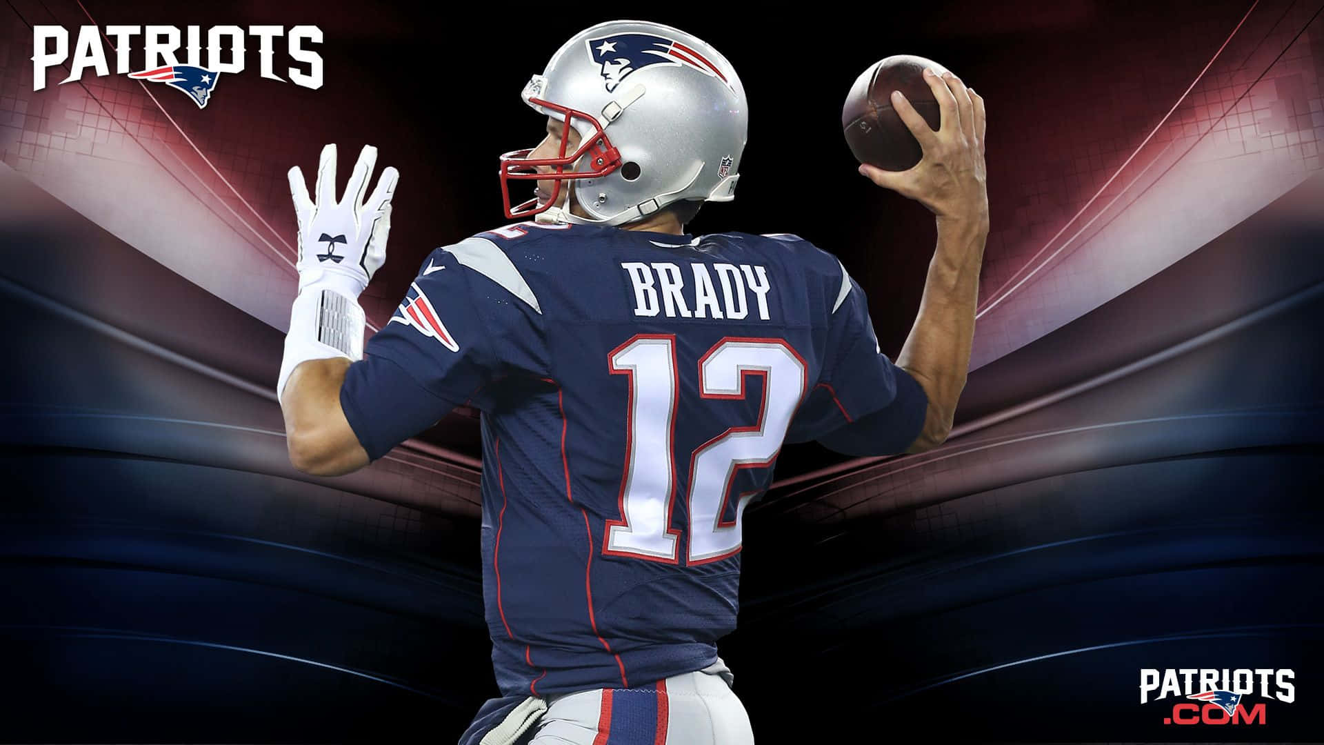 Patriots 桌布 壁紙 — 身穿新英格蘭愛國者隊球衣的四分衛湯姆·布雷迪準備在動態紅藍抽象背景前擲出橄欖球。