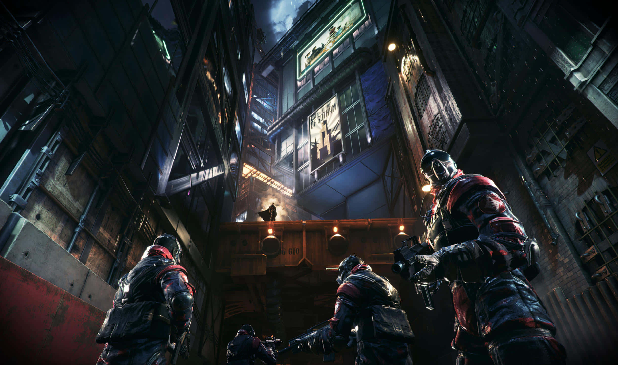 2440x1440 Batman Arkham City 桌布 壁紙 — 身穿暗色盔甲的戰術士兵在夜間穿過被雨水浸濕、霓虹燈照亮的城市小巷。