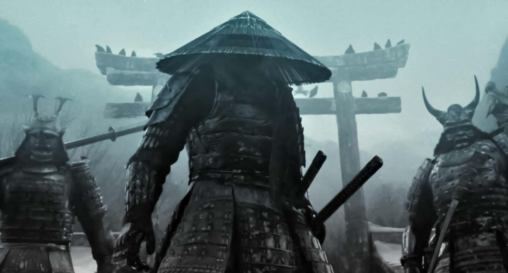 身穿暗色鎧甲的武士站在霧氣瀰漫的鳥居前。 — 武士動畫 壁紙