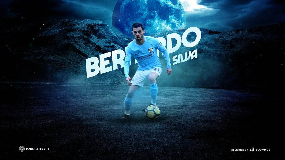 Bernardo Silva 桌布 壁紙 — 身穿曼城球衣的足球員貝納多·席爾瓦在巨大的月光天空下，在戲劇性的藍色燈光下運球。