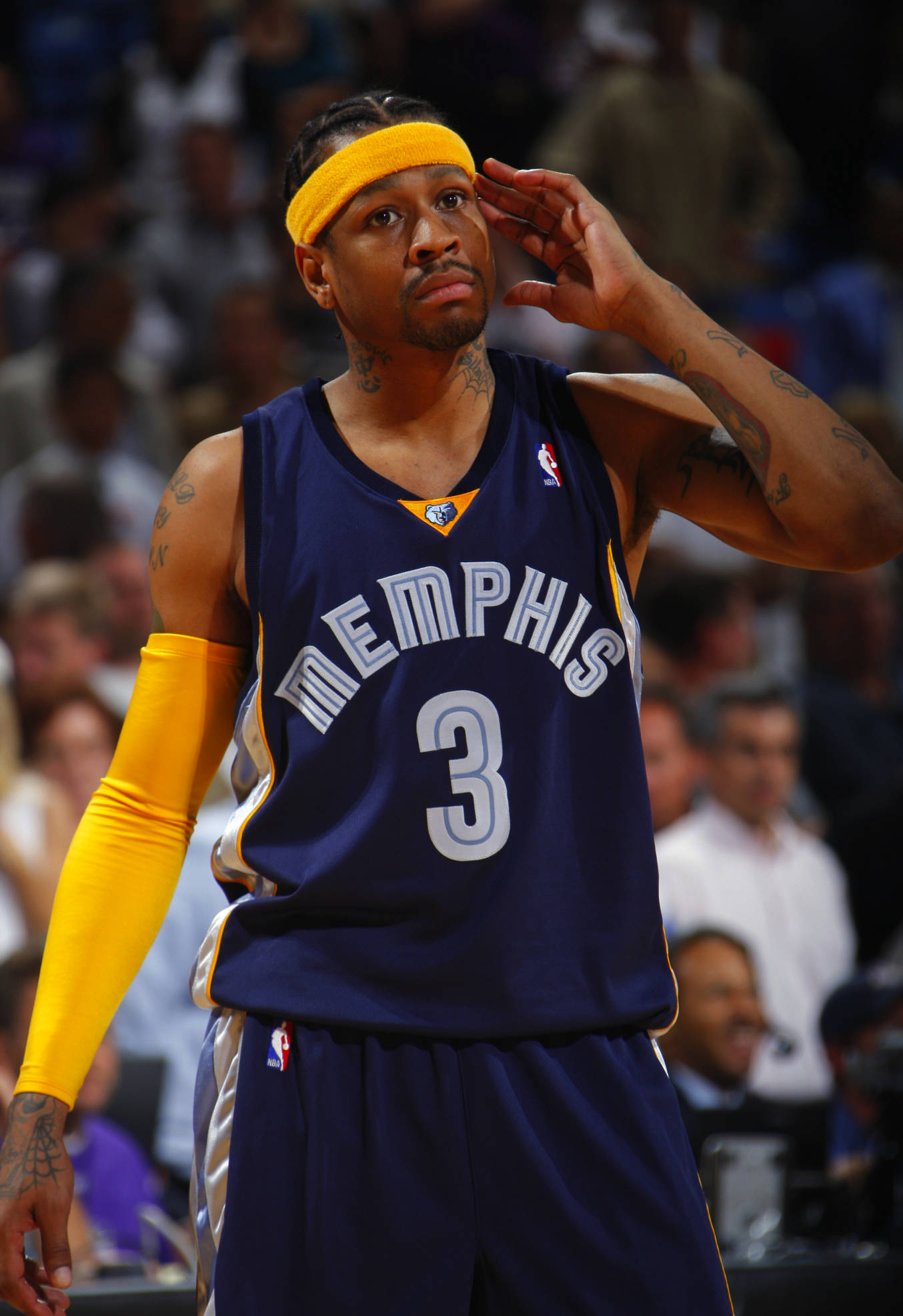 Grizzlies 桌布 壁紙 — 身穿曼菲斯灰熊隊球衣的籃球運動員在比賽中將手放在額頭上向觀眾致敬。