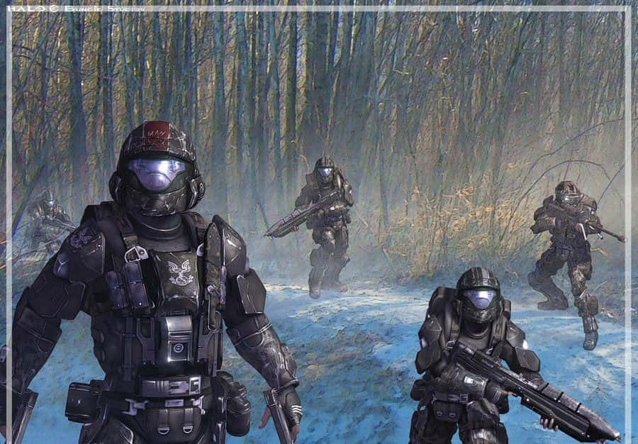 Halo Unsc 桌布 壁紙 — 身穿未來盔甲的士兵在霧氣瀰漫、樹木光禿、帶有藍色光芒的雪地森林中前進。