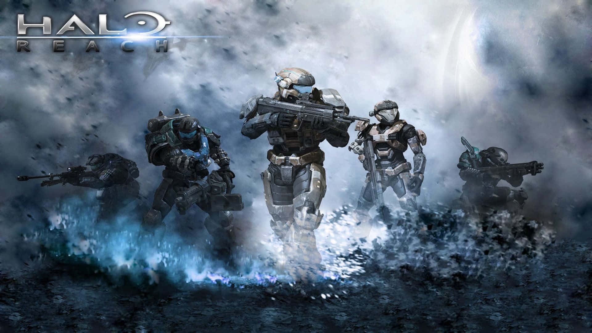 Halo Battle 桌布 壁紙 — 身穿未來裝甲的士兵在Halo Reach場景中，在暴風雨的天空下涉水穿過發光的藍色水域。