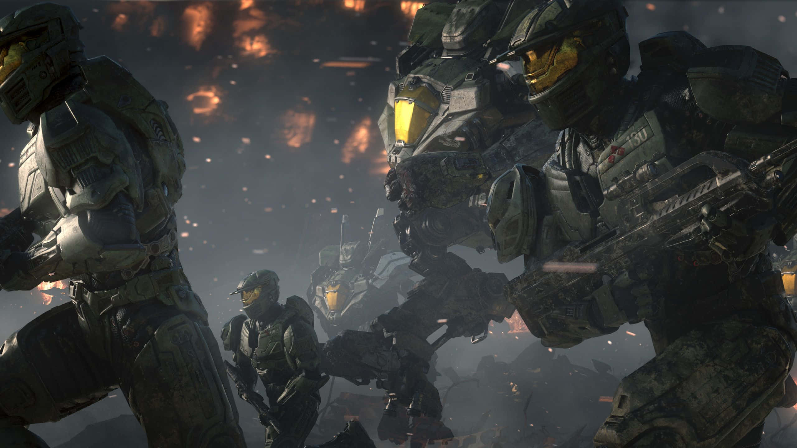 Halo Battle 桌布 壁紙 — 身穿未來裝甲的士兵在戰火摧殘的戰場上，於熾熱爆炸和煙霧中準備就緒。