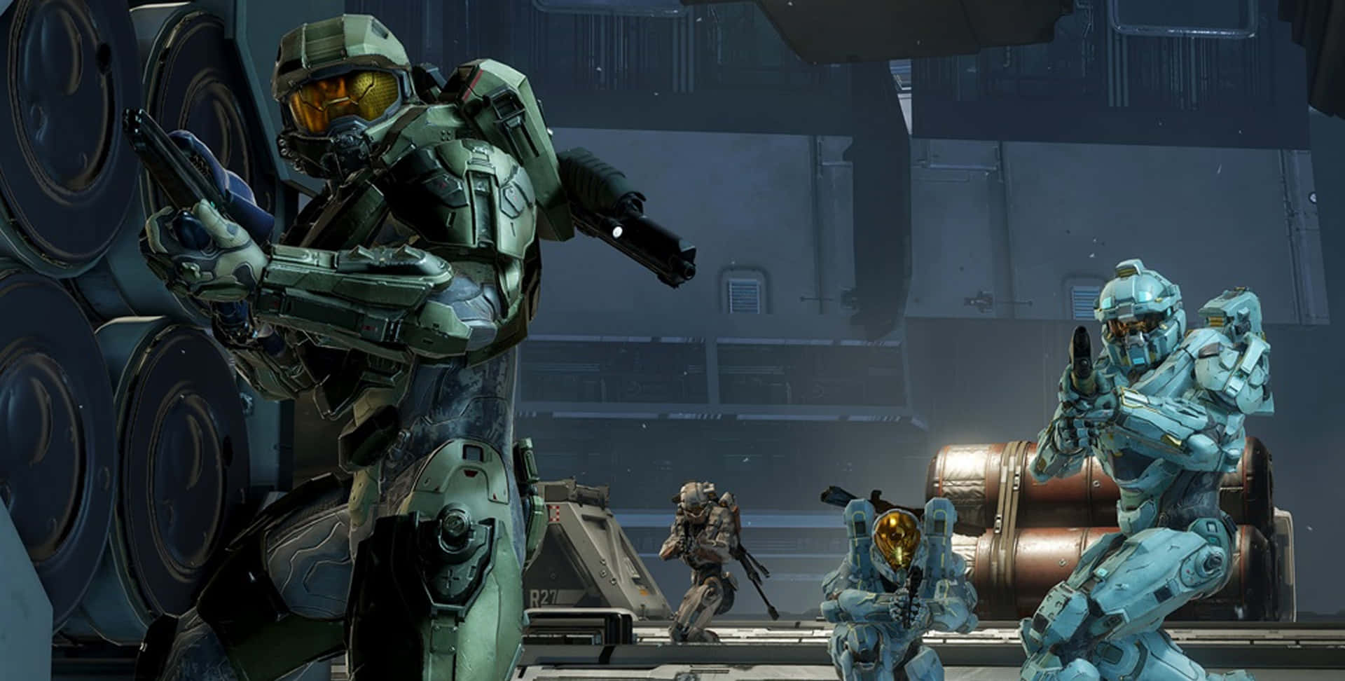 Halo 5 Blue Team 桌布 壁紙 — 身穿未來裝甲的士兵在昏暗的工業環境中保持警覺，周圍有大型圓柱形儲罐和金屬結構。