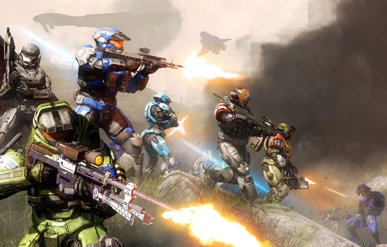 Halo Battle 桌布 壁紙 — 身穿未來裝甲的士兵在煙霧和爆炸中，於混亂的戰場場景中開火。