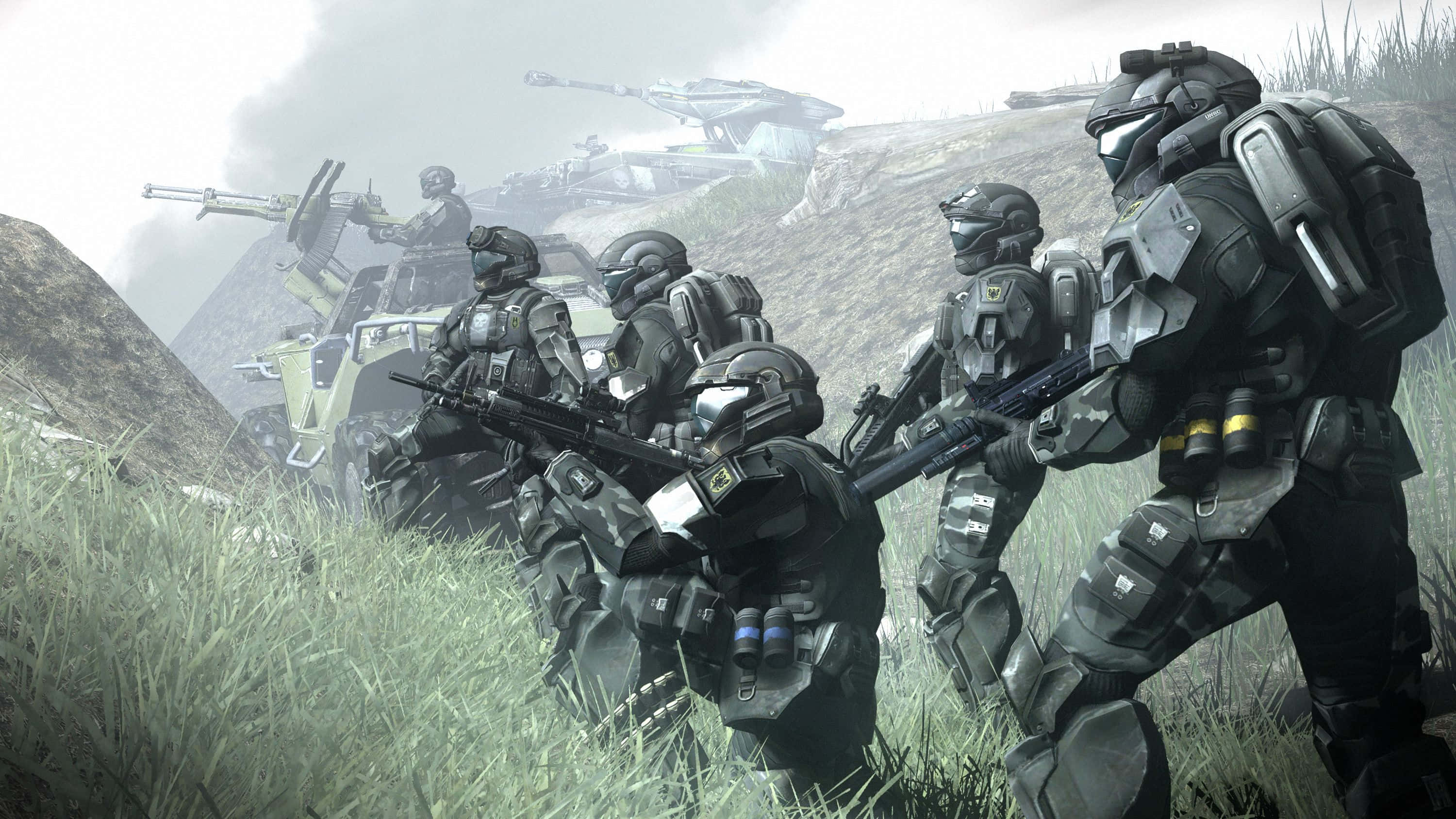 Halo Battle 桌布 壁紙 — 身穿未來裝甲的士兵在霧氣瀰漫的草地上前進，背景有一輛懸浮坦克。