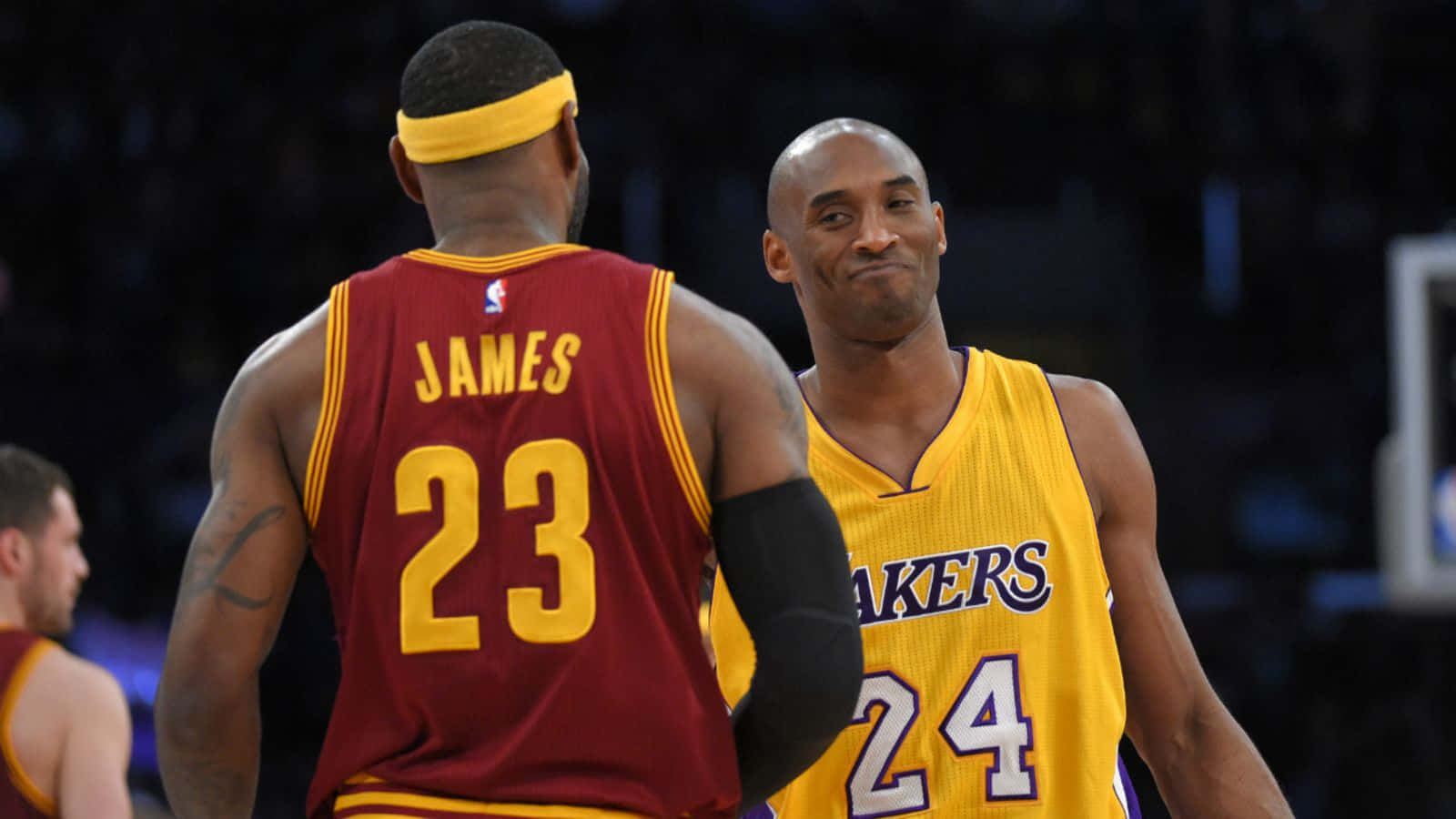 勒布朗·詹姆斯和科比·布萊恩在籃球場上比賽中 — NBA 壁紙