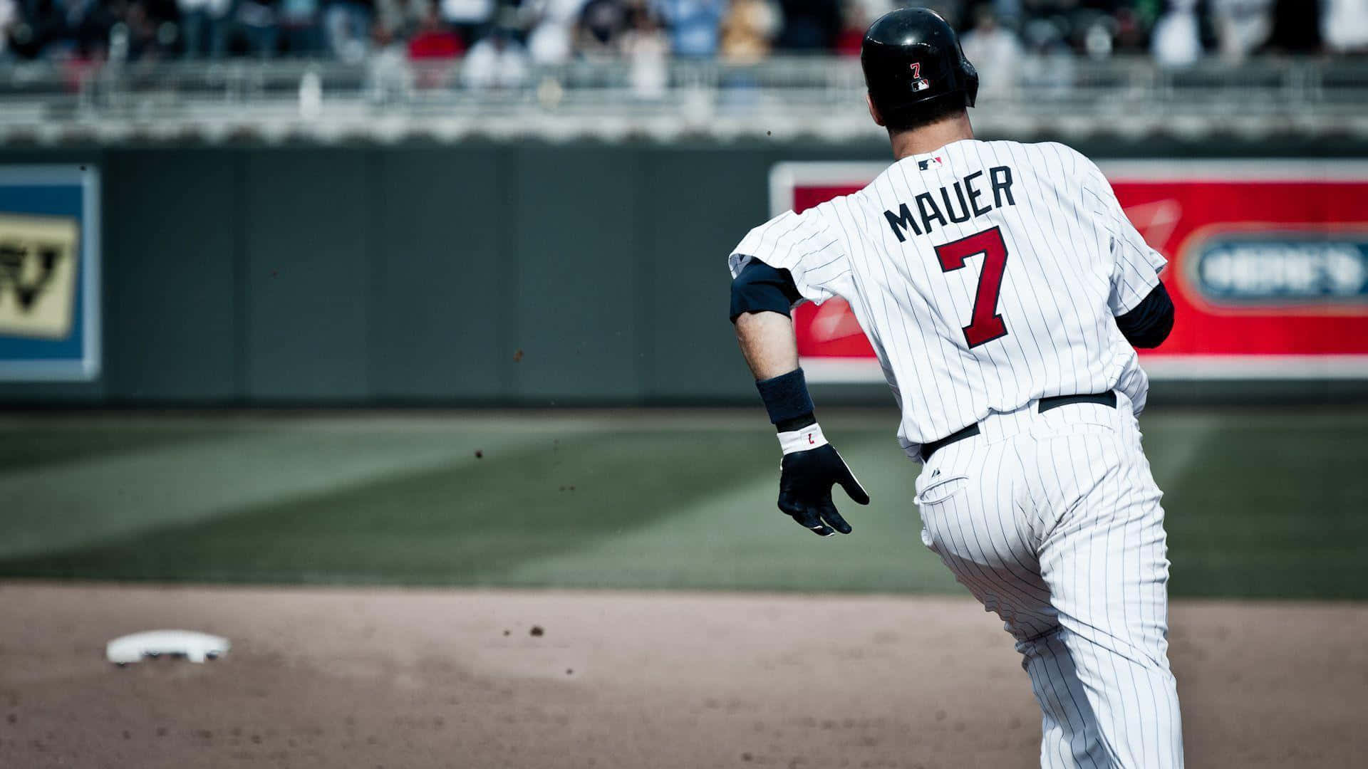 MLB Baseball League 桌布 壁紙 — 身穿條紋球衣的棒球選手Mauer在日間比賽中，在人群背景下衝向壘包。