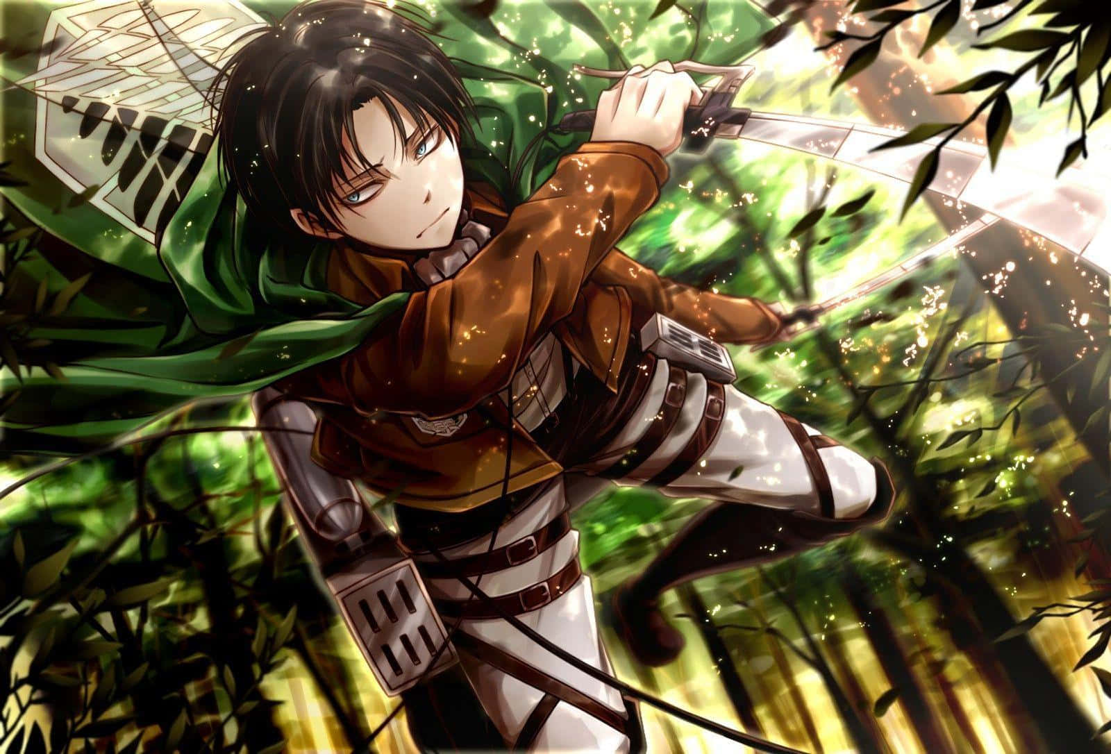 Levi Ackerman Desktop 桌布 壁紙 — 身穿棕色制服和綠色斗篷的動漫戰士，在陽光明媚的森林中用劍和裝備揮砍。