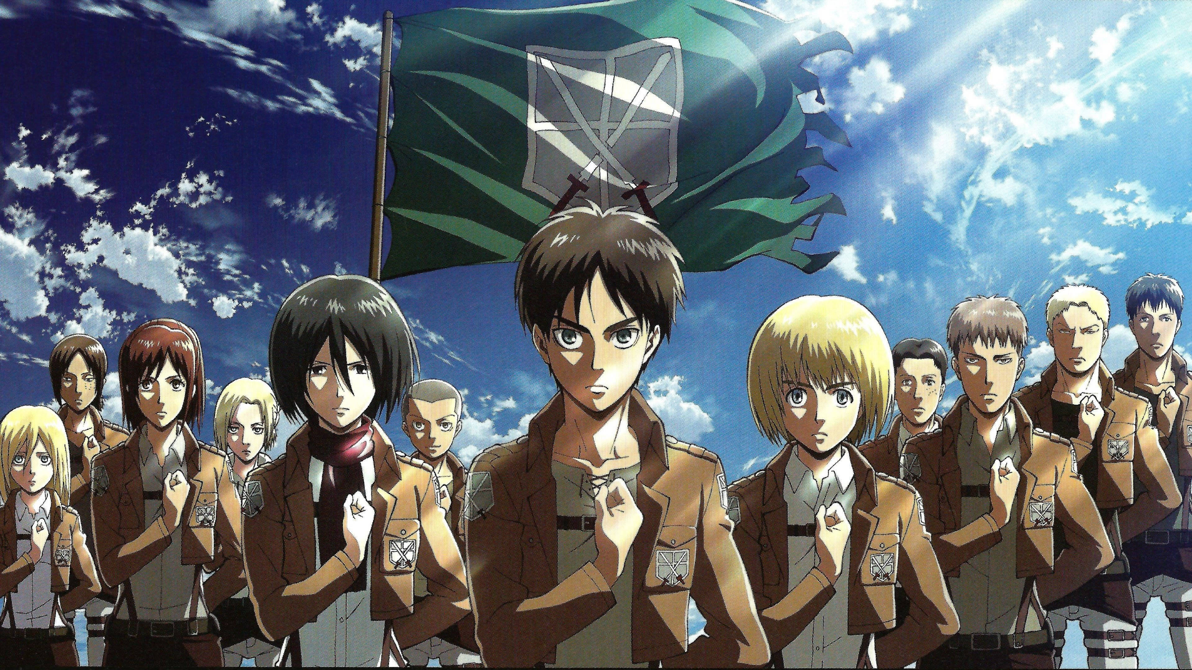 艾連·葉卡 桌布 壁紙 — 身穿棕色制服的動漫角色在帶有白色徽章的綠色旗幟下，在明亮的藍天下堅定地站立。
