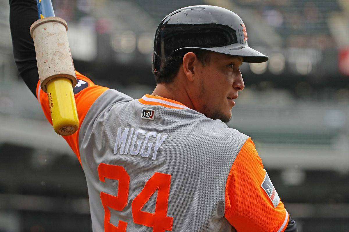 橘色 桌布 壁紙 — 身穿橙色和灰色球衣的棒球選手Miggy在球場比賽中舉起球棒。
