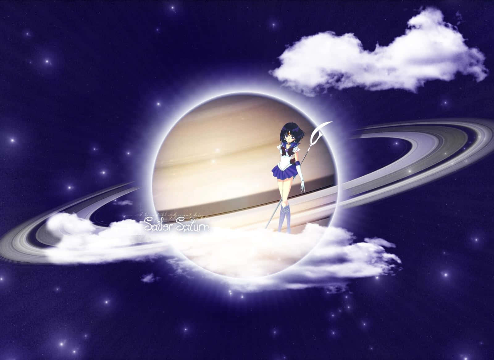 Sailor Saturn 桌布 壁紙 — 身穿水手服的動漫女孩站在雲端上，在星空下的一個發光環形行星前面。