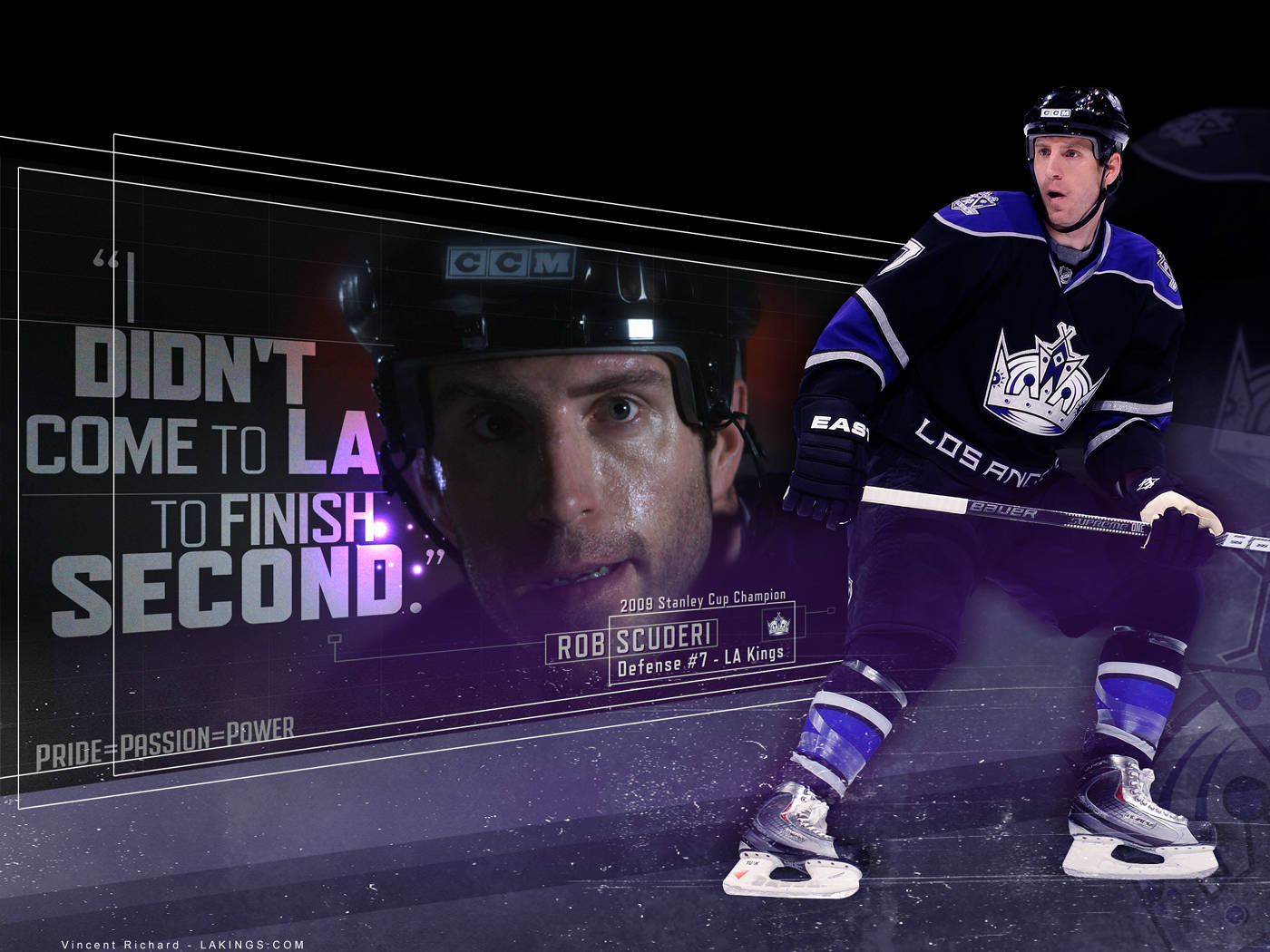 Los Angeles Kings 桌布 壁紙 — 身穿洛杉磯國王隊裝備的冰球運動員 Rob Scuderi 在深色背景前專注向前滑行，背景展示了他的名言和冠軍數據。
