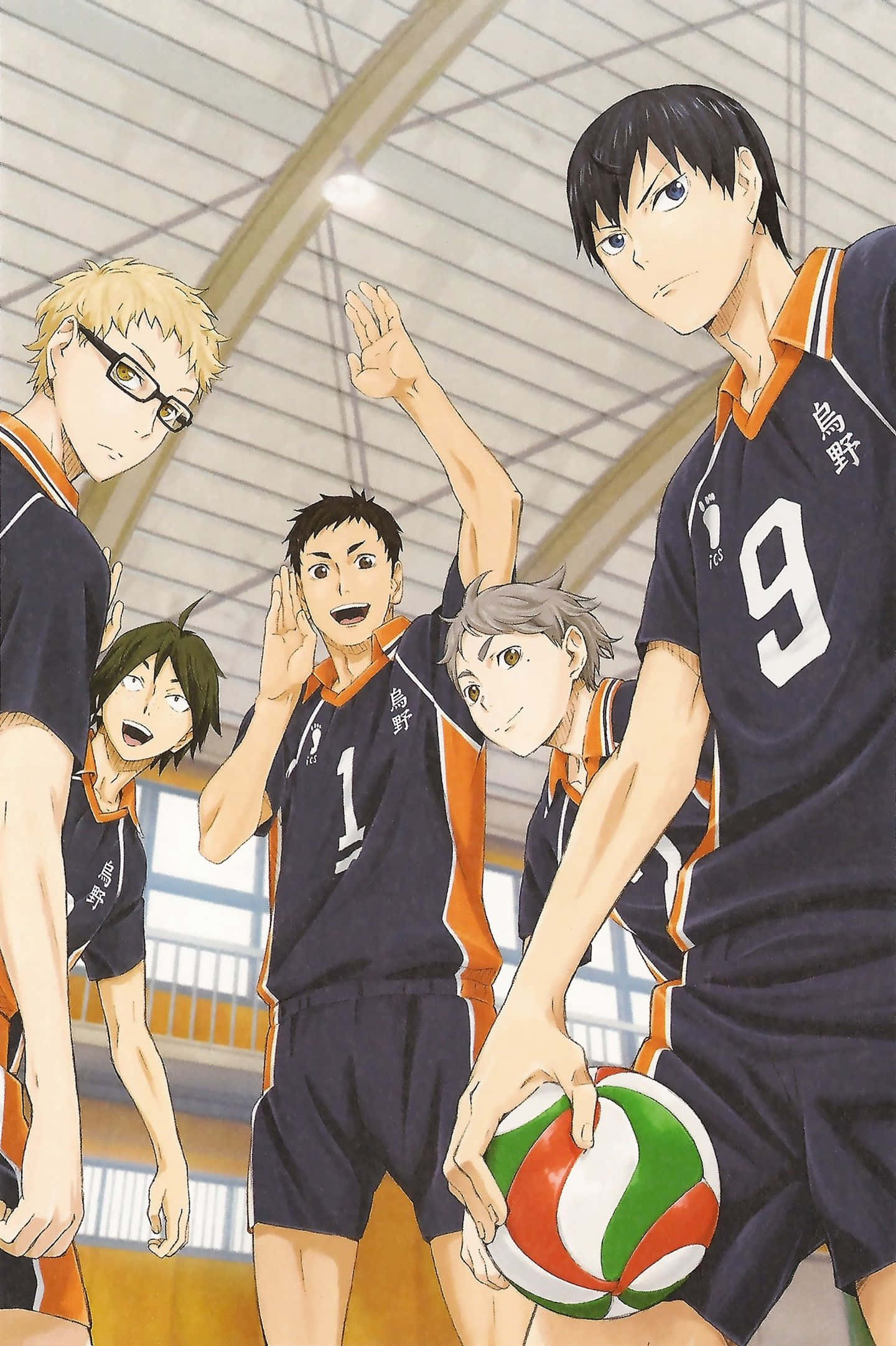 Daichi Sawamura 桌布 壁紙 — 身穿海軍藍制服的動漫排球運動員在體育館內歡呼並用彩色球擺姿勢。