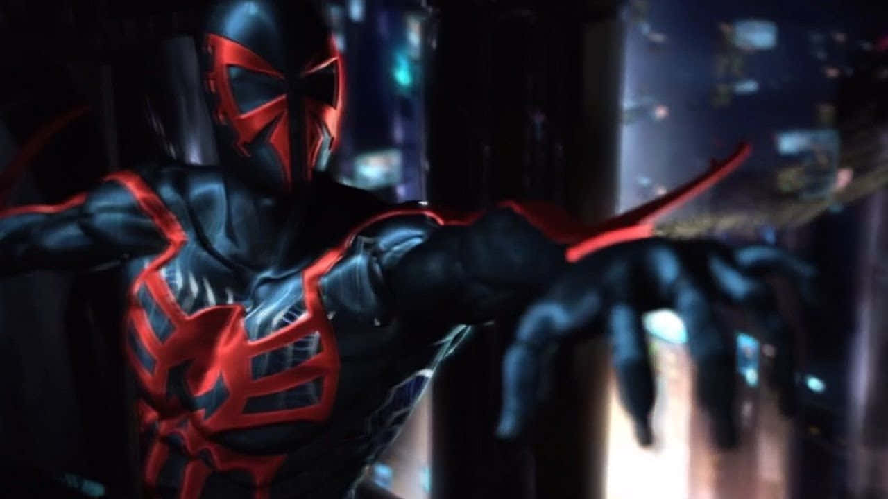 Spider Man 2099 桌布 壁紙 — 身穿深色服裝、帶有紅色蜘蛛網圖案的蜘蛛人在夜晚霓虹燈閃爍的城市景觀中蹲伏。