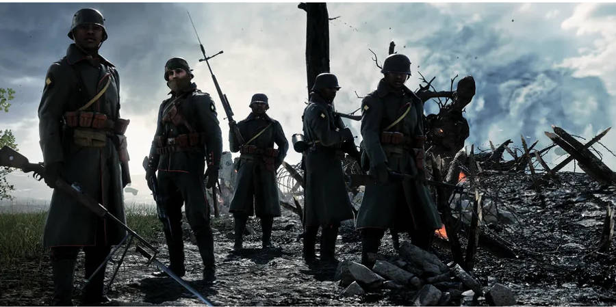 Battlefield 1 HD 桌布 壁紙 — 身穿深色軍裝的士兵在陰天之下，莊嚴地站在一個佈滿折斷樹木和冒煙殘骸的戰場上。