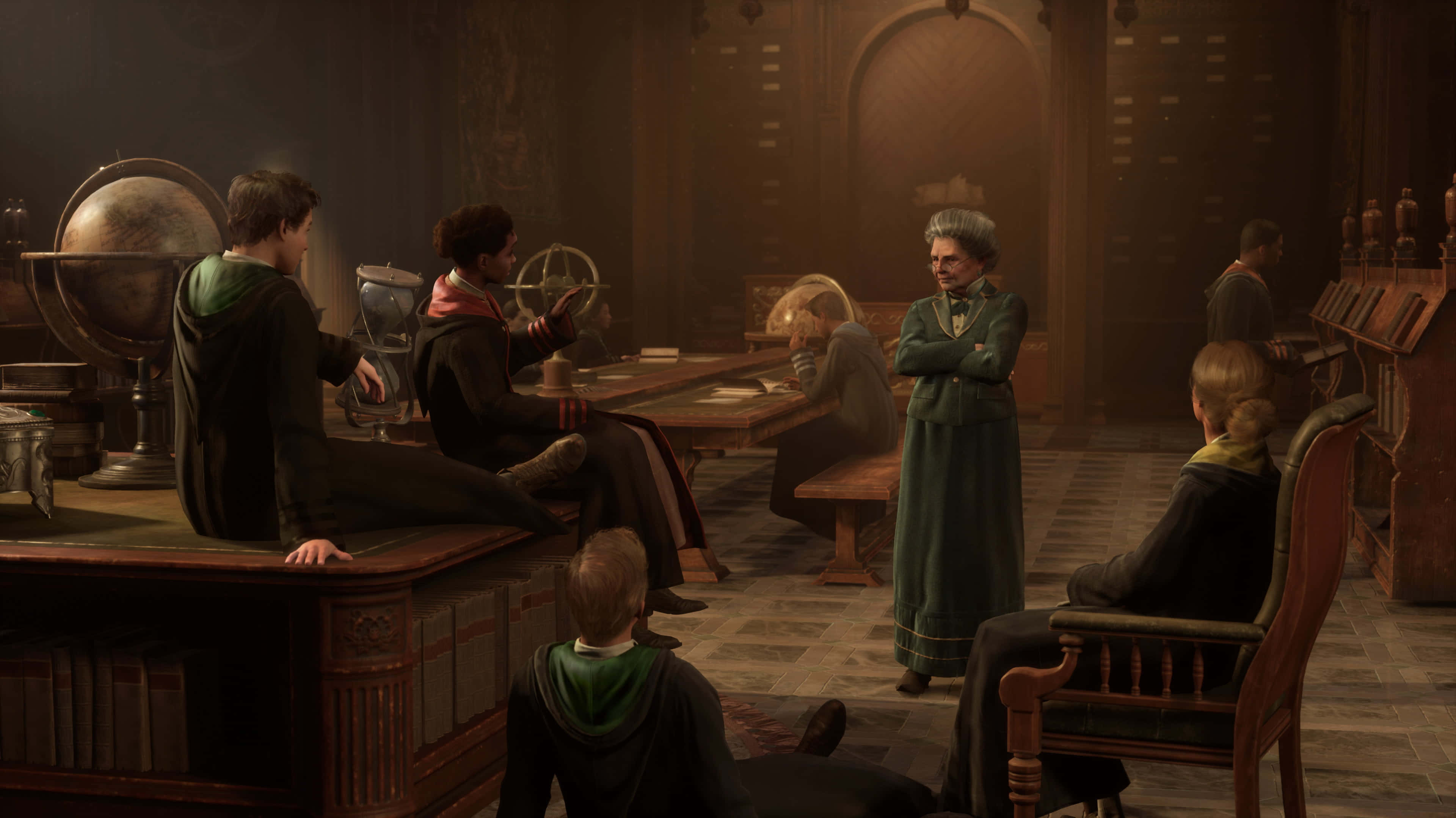 The Hogwarts Potions Class 桌布 壁紙 — 身穿深色長袍的學生聚集在一個燈光昏暗、木質鑲板的書房裡，裡面擺滿了書籍、地球儀和神秘儀器。