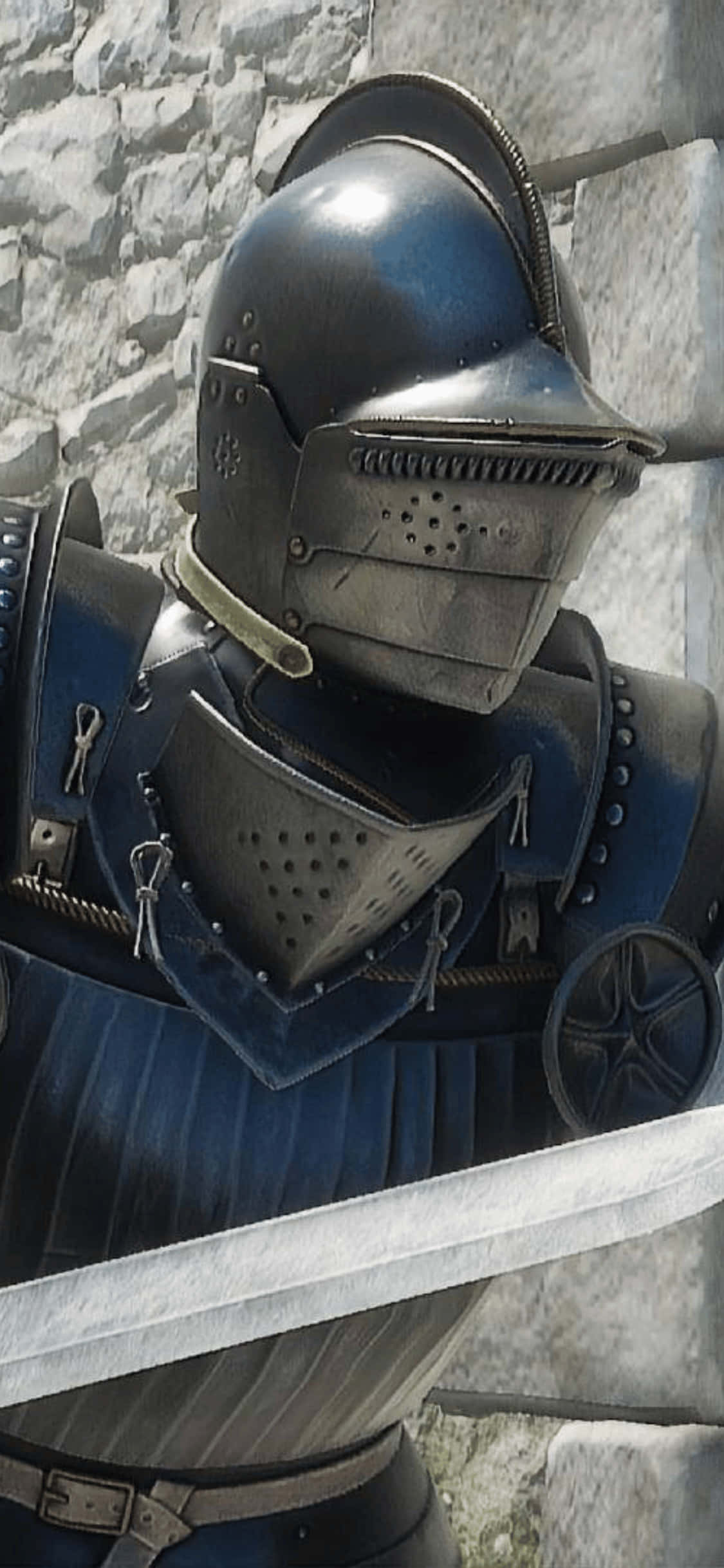 iPhone Xs Mordhau 桌布 壁紙 — 身穿深藍色盔甲的中世紀騎士手持劍，以石牆為背景的特寫。