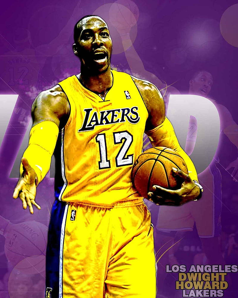 籃球 桌布 壁紙 — 身穿湖人隊12號球衣的Dwight Howard，在充滿活力的紫色背景下，帶著強烈的表情手持籃球。