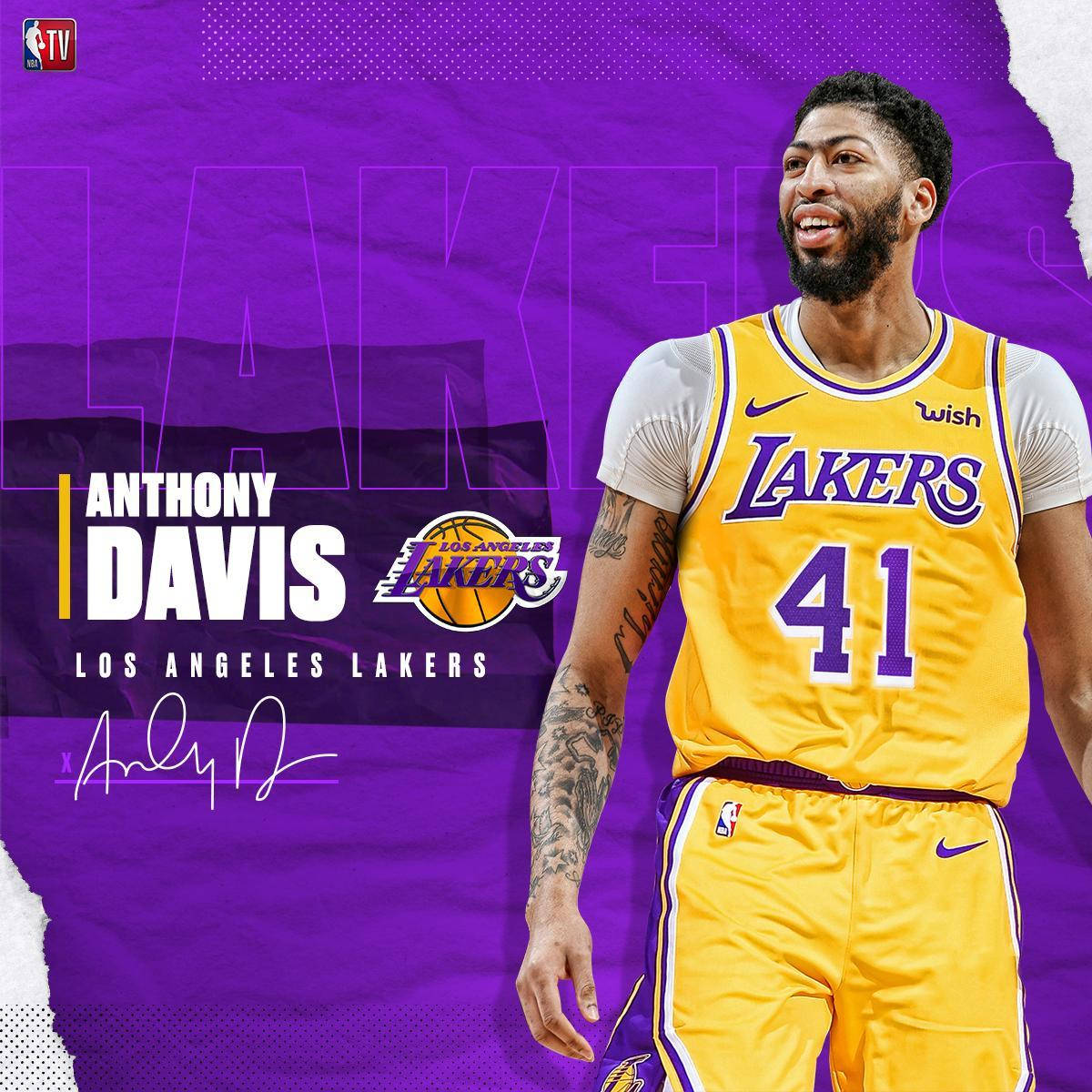 Anthony Davis 桌布 壁紙 — 身穿湖人隊球衣的安東尼·戴維斯在充滿活力的紫色背景上自信地微笑，帶有球隊品牌標誌。