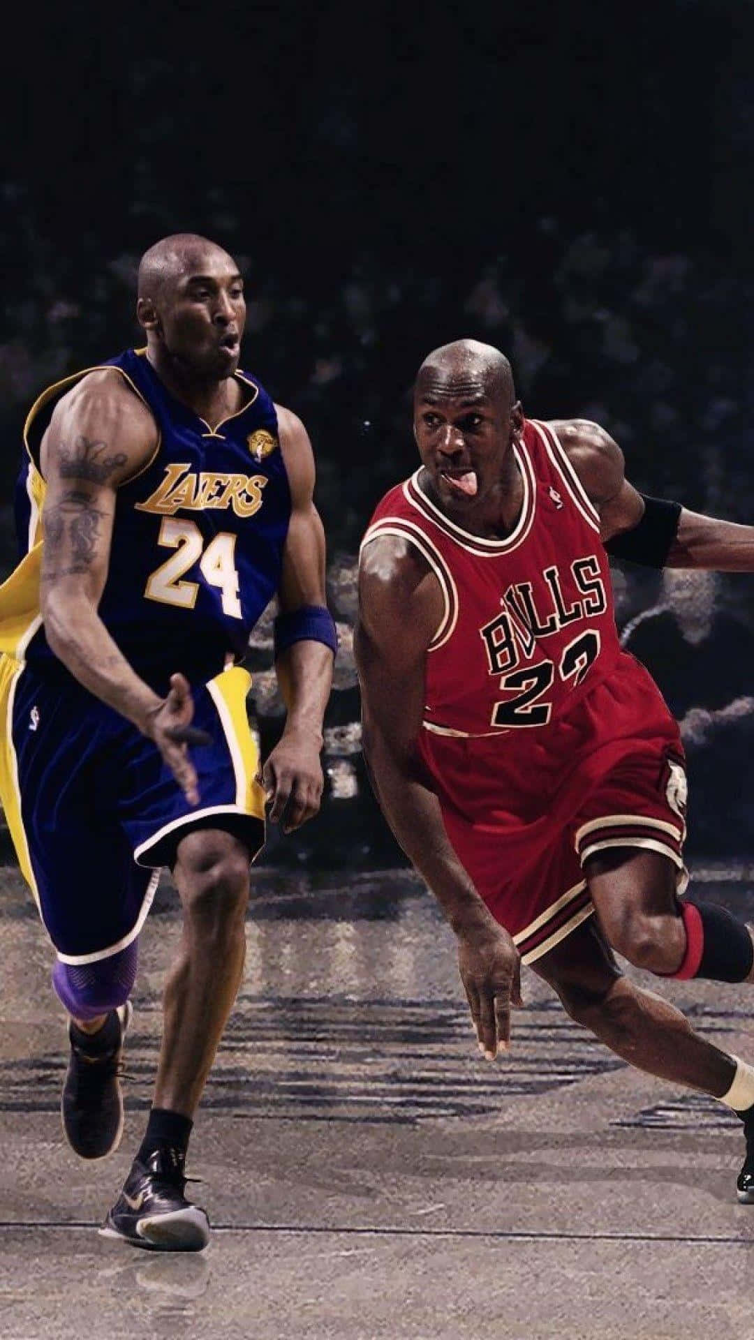 Jordan And Kobe 桌布 壁紙 — 身穿湖人隊球衣的柯比布萊恩在球場上追趕身穿公牛隊球衣的麥可喬丹，進行一場傳奇的籃球對決。