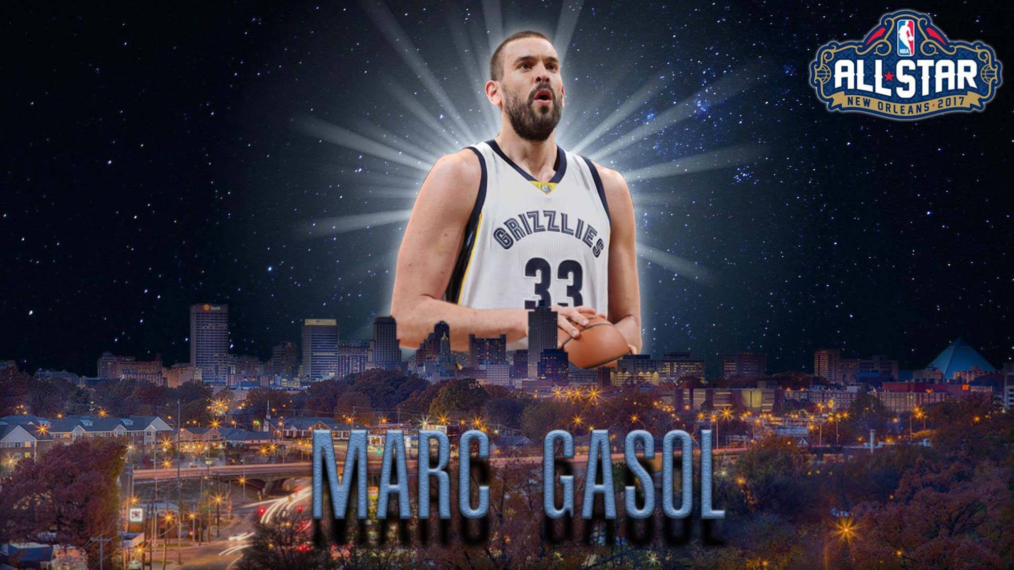 Marc Gasol 桌布 壁紙 — 身穿灰熊隊球衣的籃球運動員馬克·加索爾在繁星點點的夜空下，英雄般地矗立在發光的城市景觀之上。