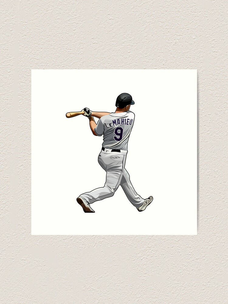 Dj Lemahieu 桌布 壁紙 — 身穿灰色9號球衣的棒球選手Gregor LeMahieu揮棒中的插圖。