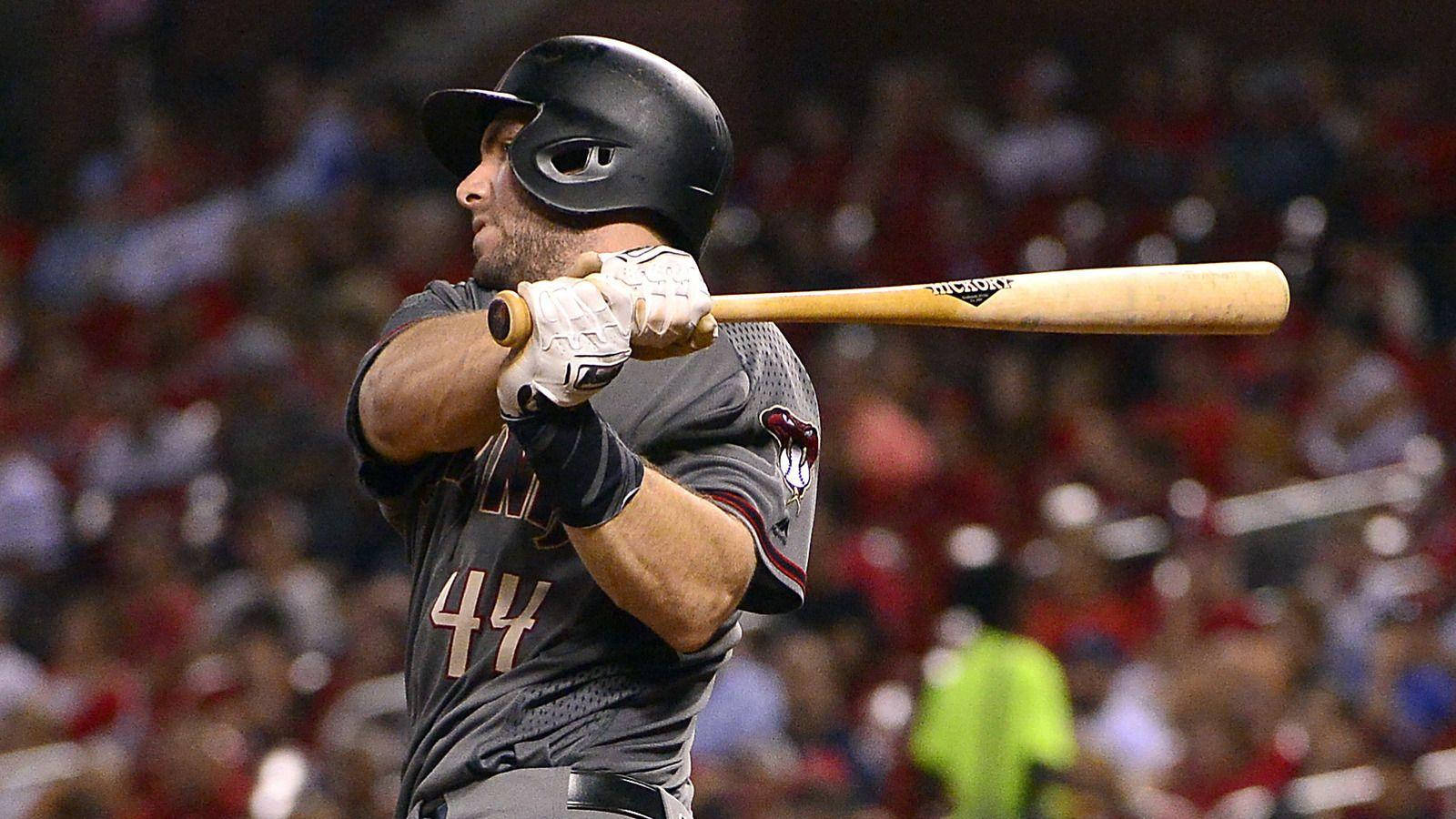 Paul Goldschmidt 桌布 壁紙 — 身穿灰色球衣、背號44的棒球選手在夜間球場燈光下揮動木製球棒，背景是模糊的人群。