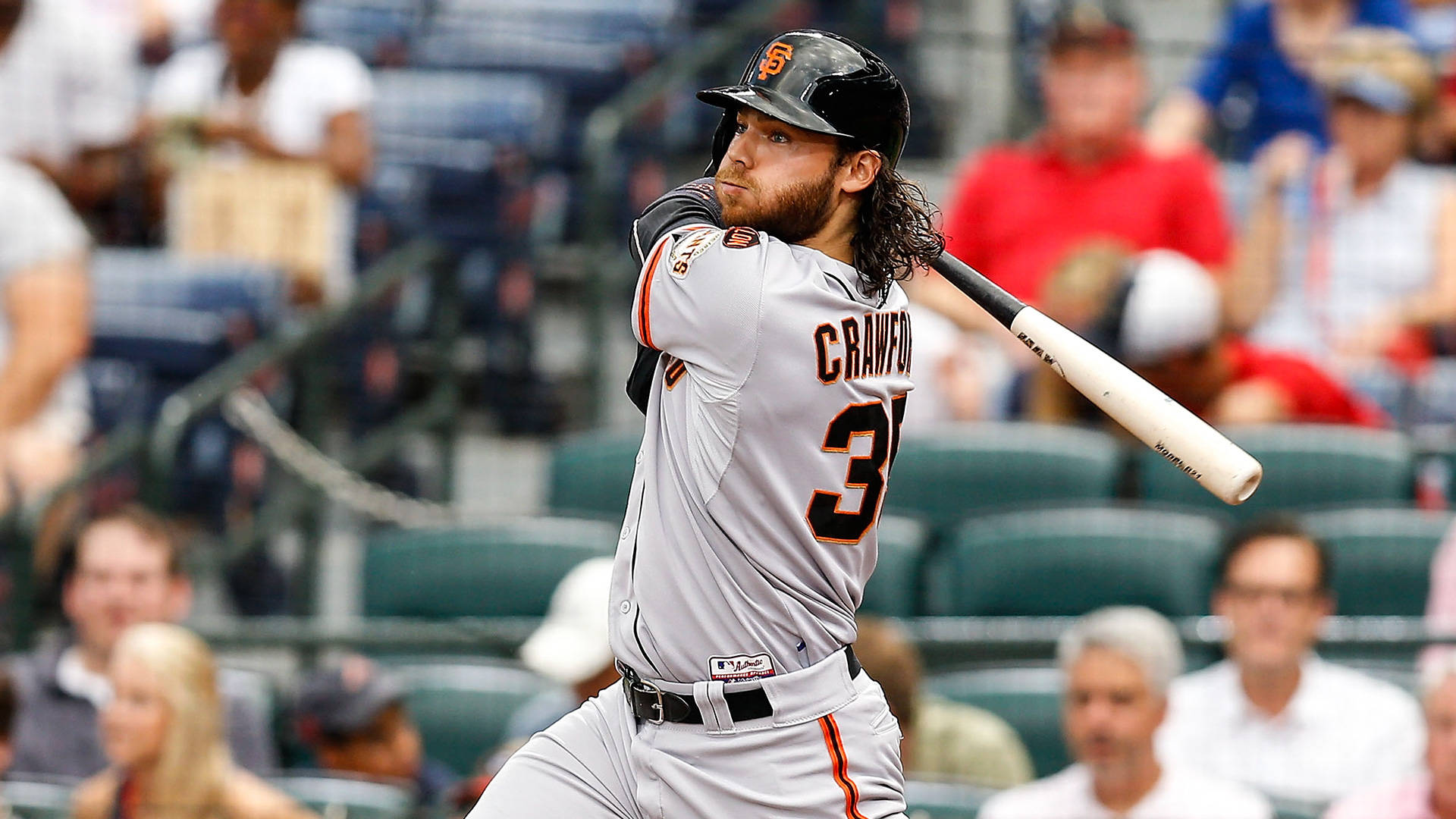 San Francisco Giants 桌布 壁紙 — 身穿灰色球衣的棒球手Crawford在日間球場中揮棒，背景有模糊的觀眾。