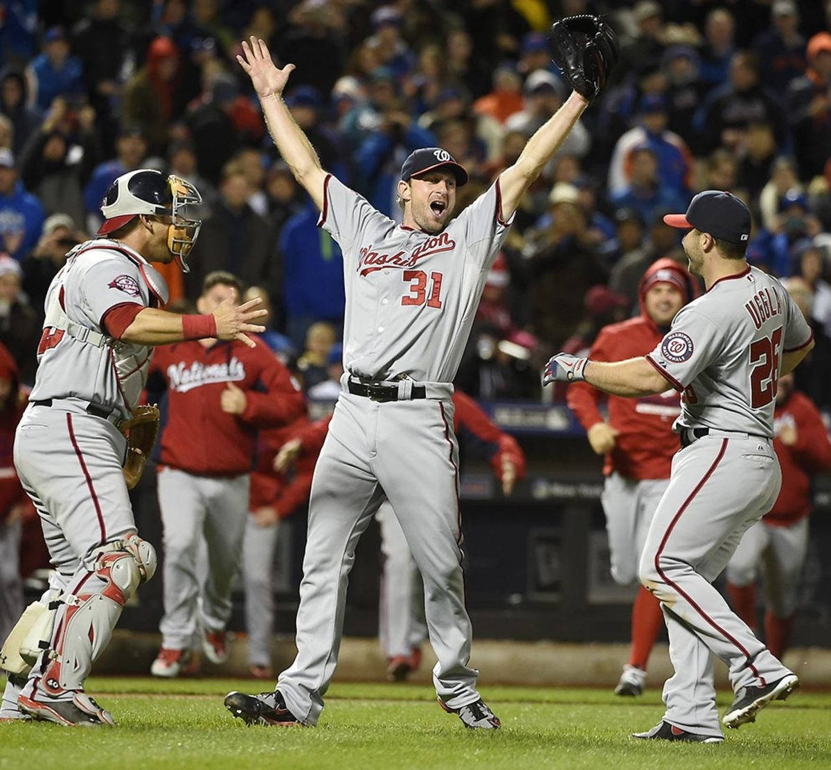 Max Scherzer 桌布 壁紙 — 身穿灰色球衣的棒球運動員在燈火通明的球場上慶祝勝利，背景是歡呼的球迷。