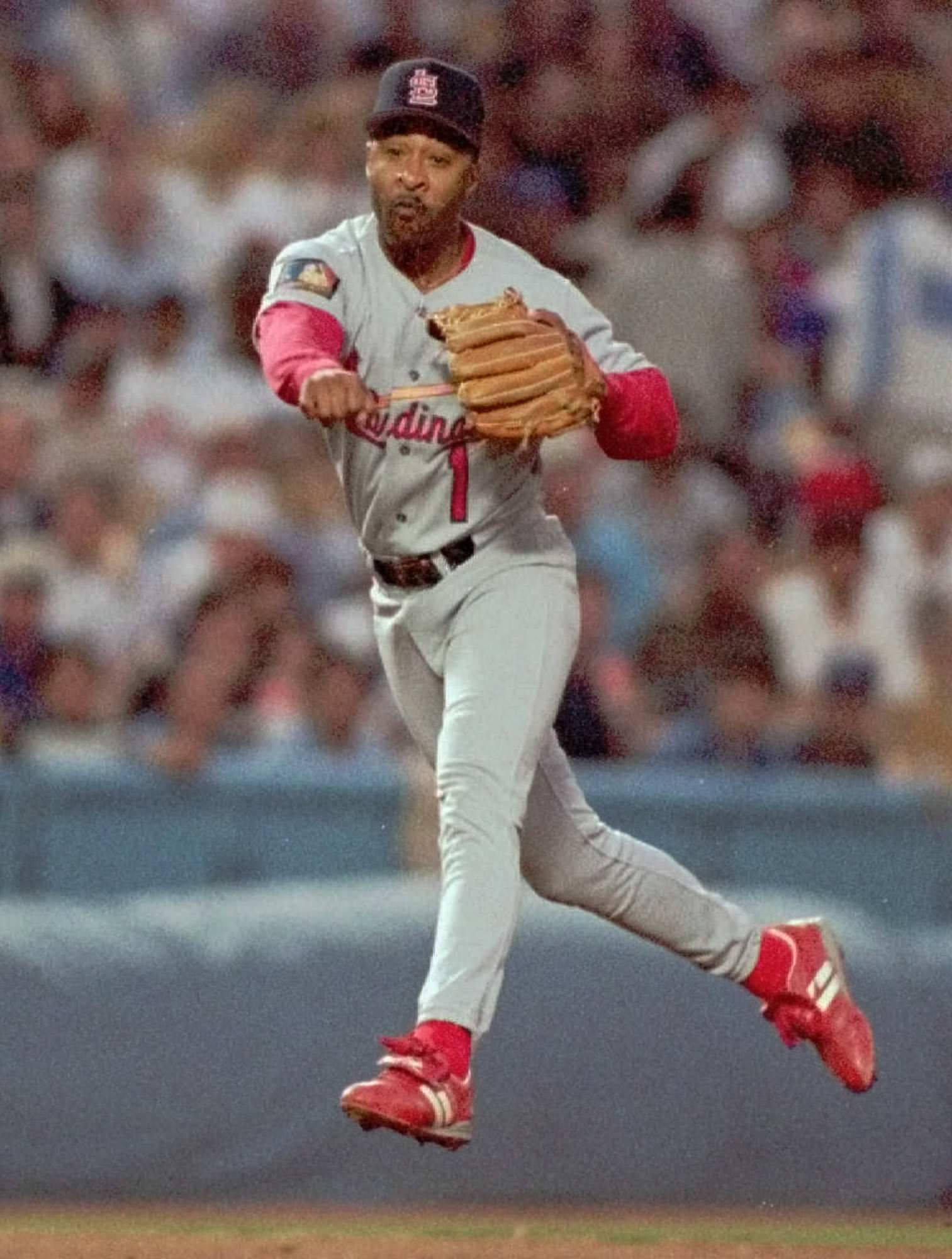 Ozzie Smith 桌布 壁紙 — 身穿灰色紅雀隊球衣的棒球選手在夜間比賽中躍起，伸出手套接球。