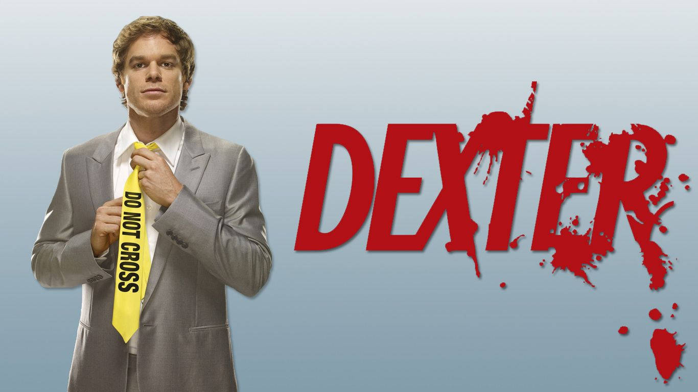 Entertainment 桌布 壁紙 — 身穿灰色西裝的男子在帶有血跡的紅色 dexter 標誌旁邊調整一條寫有 do not cross 的黃色領帶。