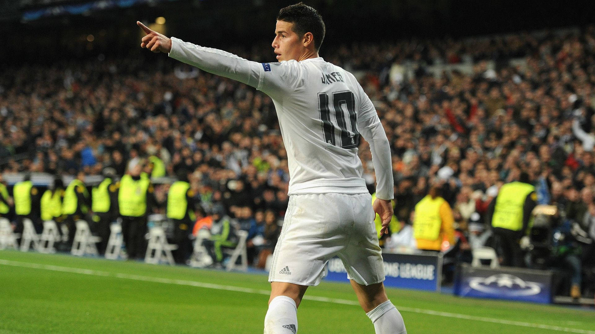 James Rodriguez 桌布 壁紙 — 身穿白色10號球衣的足球員基斯坦奴·朗拿度在夜間比賽中，在球場燈光下指向球迷。