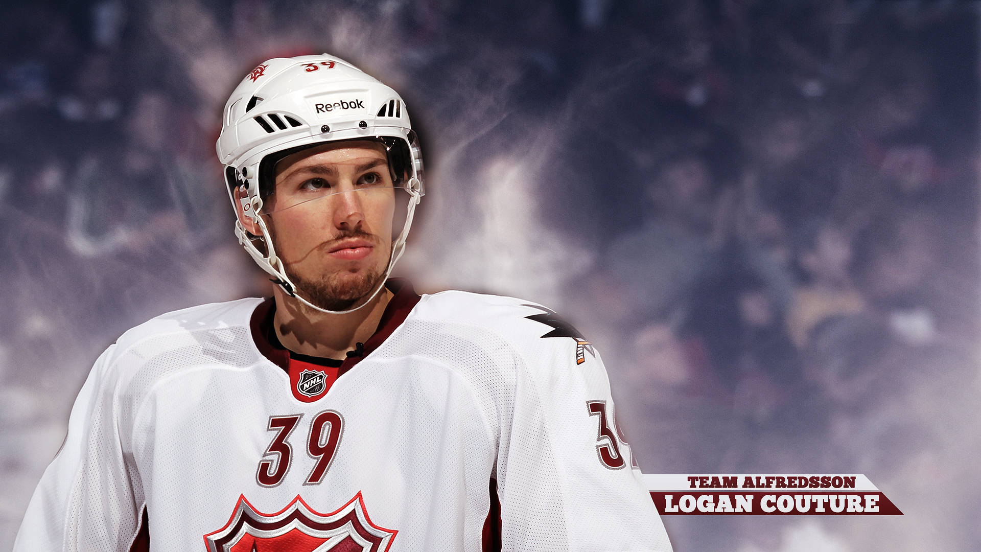 hockey 桌布 壁紙 — 身穿白色39號球衣的冰球運動員Logan Couture在煙霧瀰漫、模糊的競技場人群中專注站立。