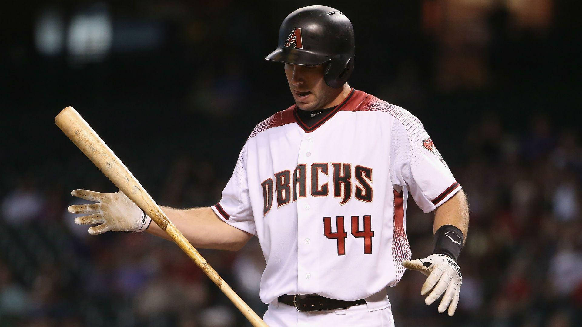 Paul Goldschmidt 桌布 壁紙 — 身穿白色Dbacks 44號球衣的棒球選手在球場燈光下跨步揮棒。