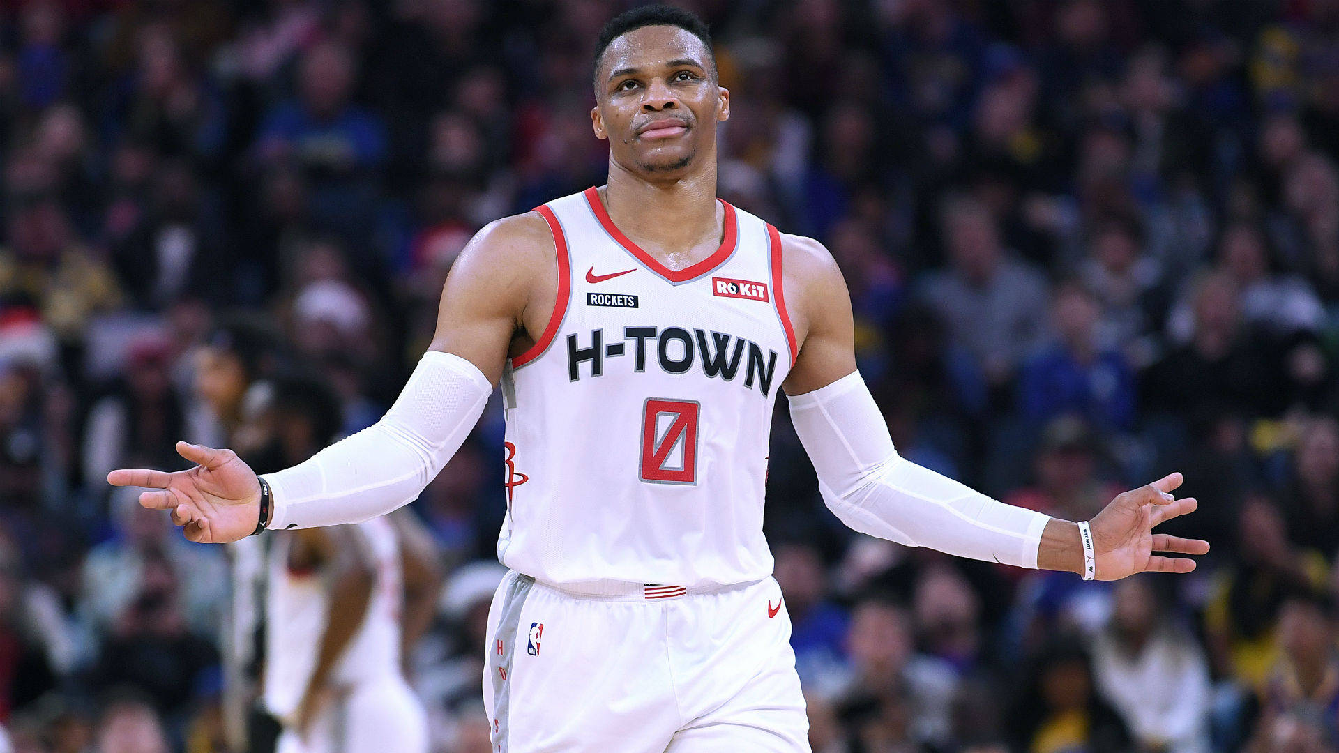 Westbrook 桌布 壁紙 — 身穿白色H-Town球衣的籃球運動員在比賽中張開雙臂，身後是模糊的人群。