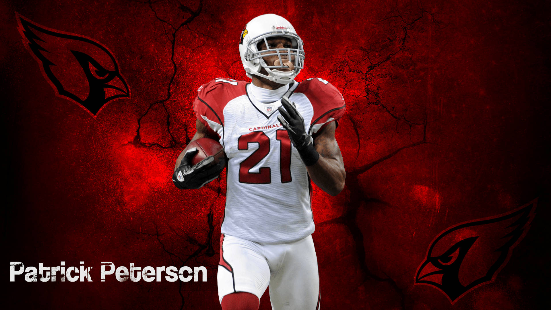 NFL Players 桌布 壁紙 — 身穿白色和紅色球衣的足球運動員 Patrick Peterson 在帶有球隊標誌的裂紋紅色背景上持球奔跑。
