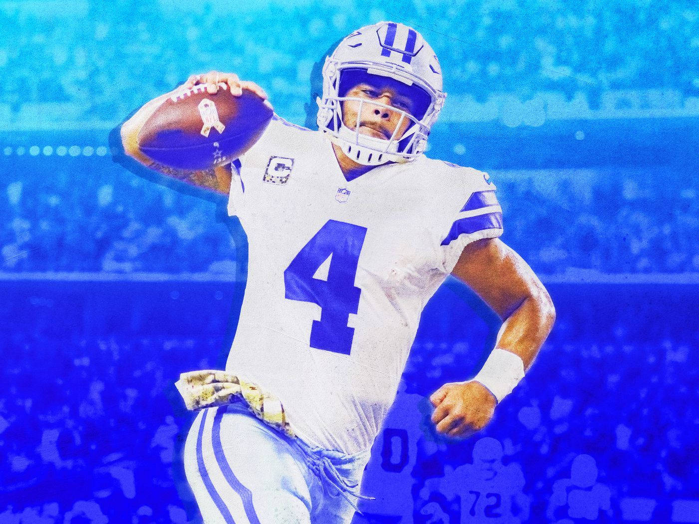 Dak Prescott 桌布 壁紙 — 身穿白色和藍色球衣、號碼4的美式足球四分衛在明亮的體育場燈光下準備投球。